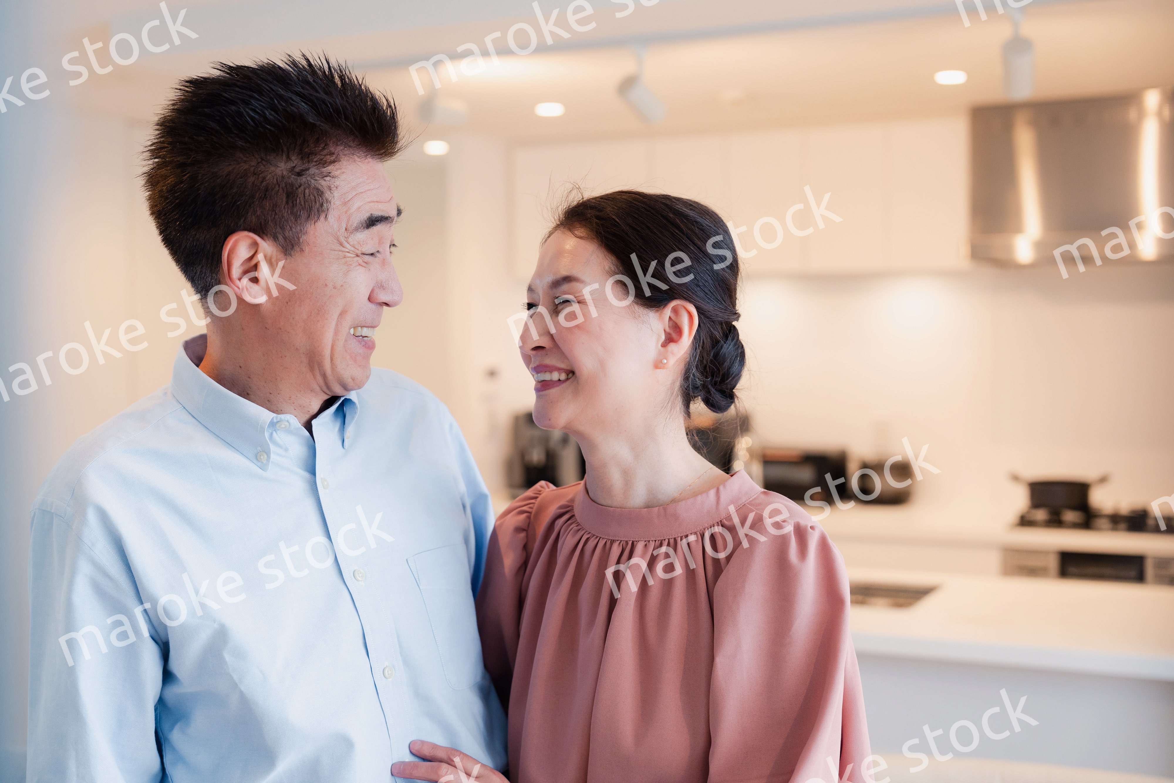 シニアライフを楽しむ高齢の夫婦