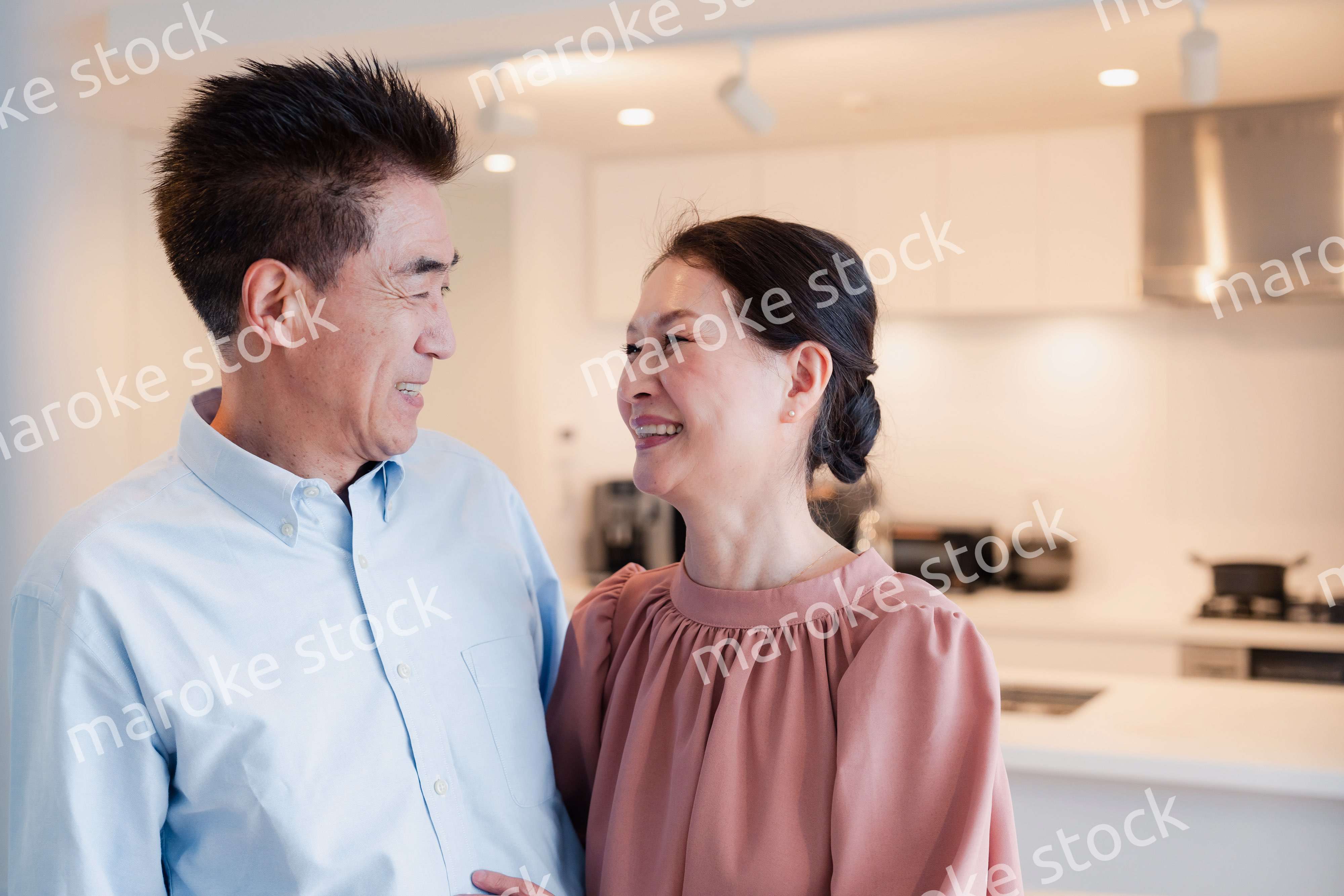 シニアライフを楽しむ高齢の夫婦