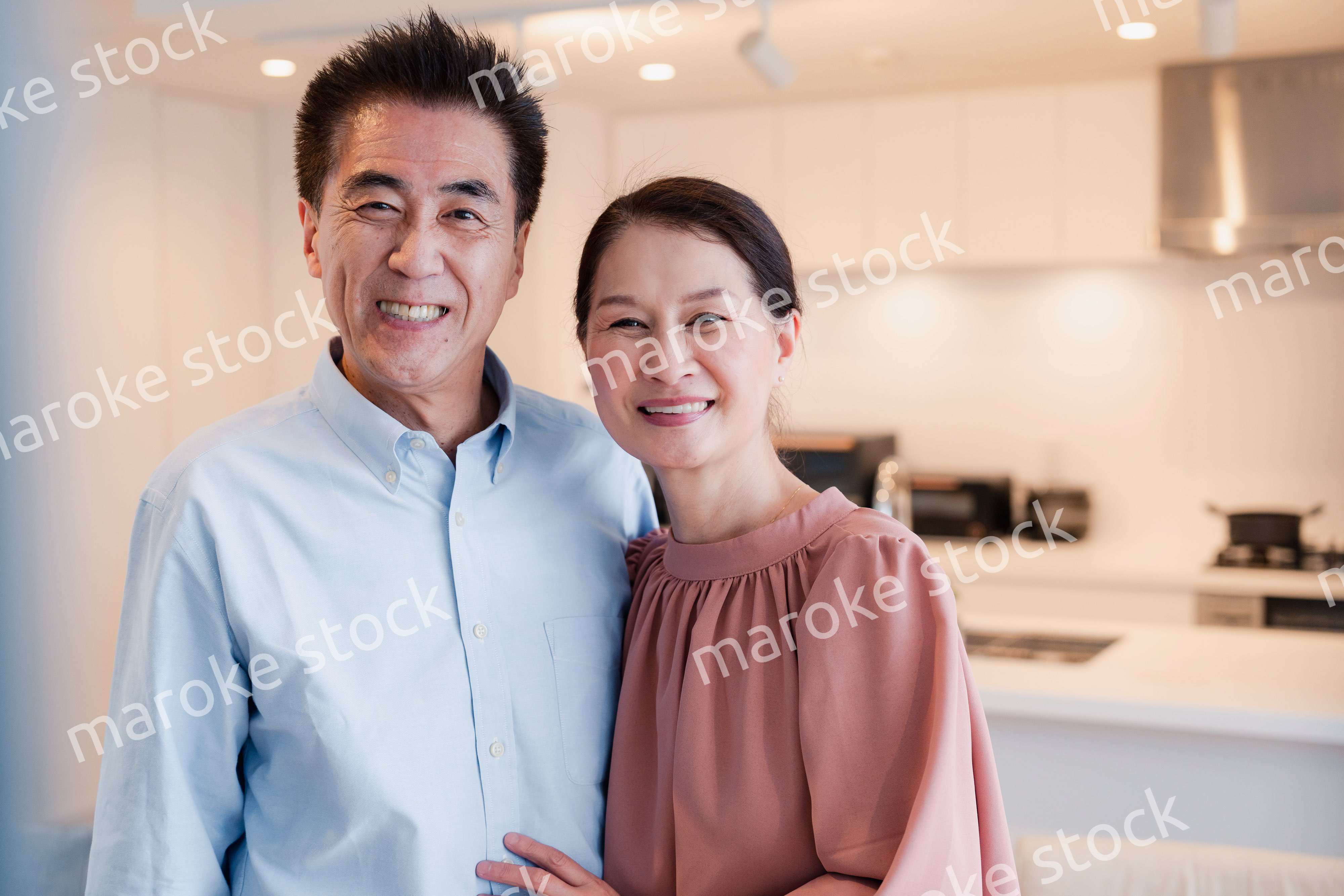 シニアライフを楽しむ高齢の夫婦