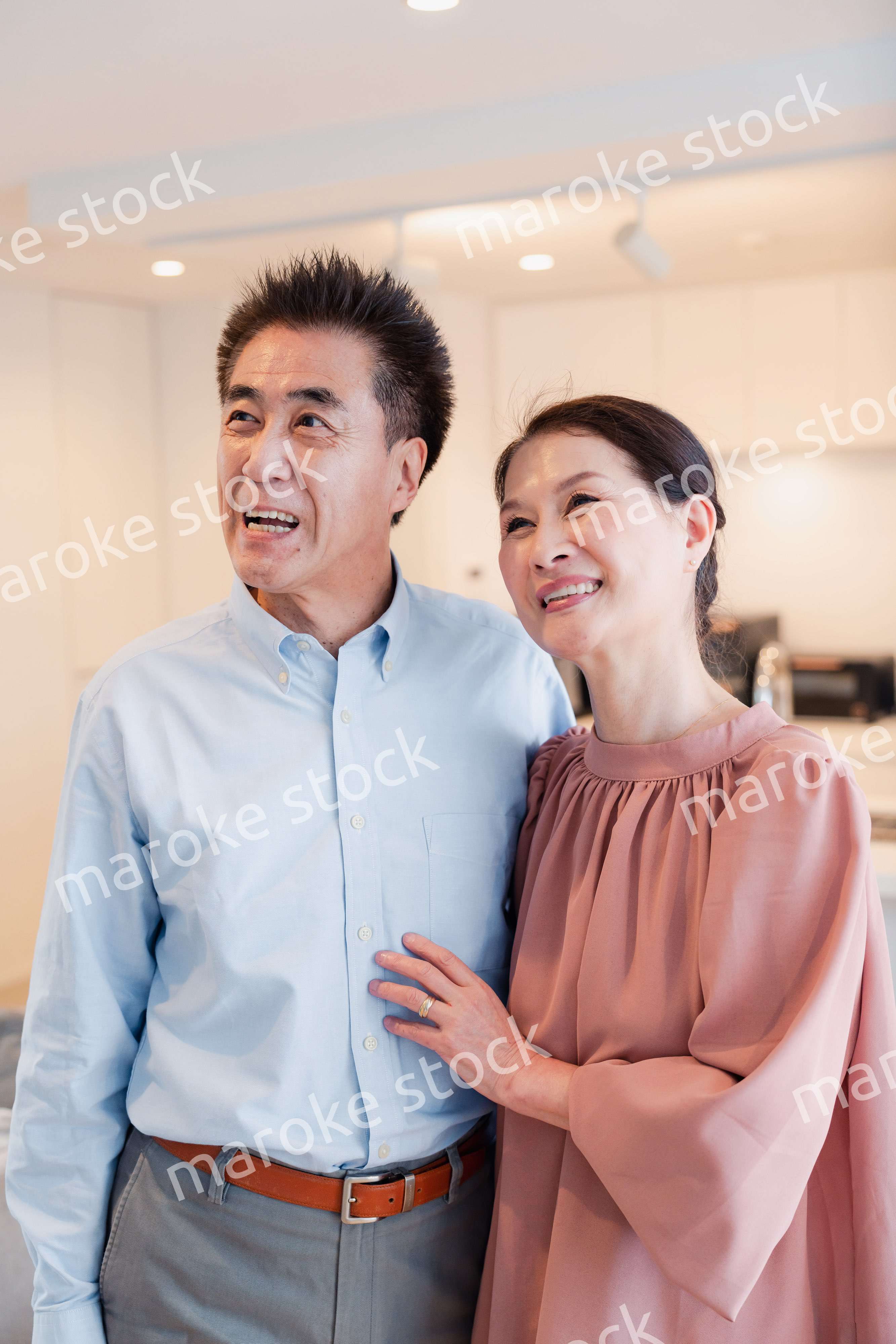 シニアライフを楽しむ高齢の夫婦