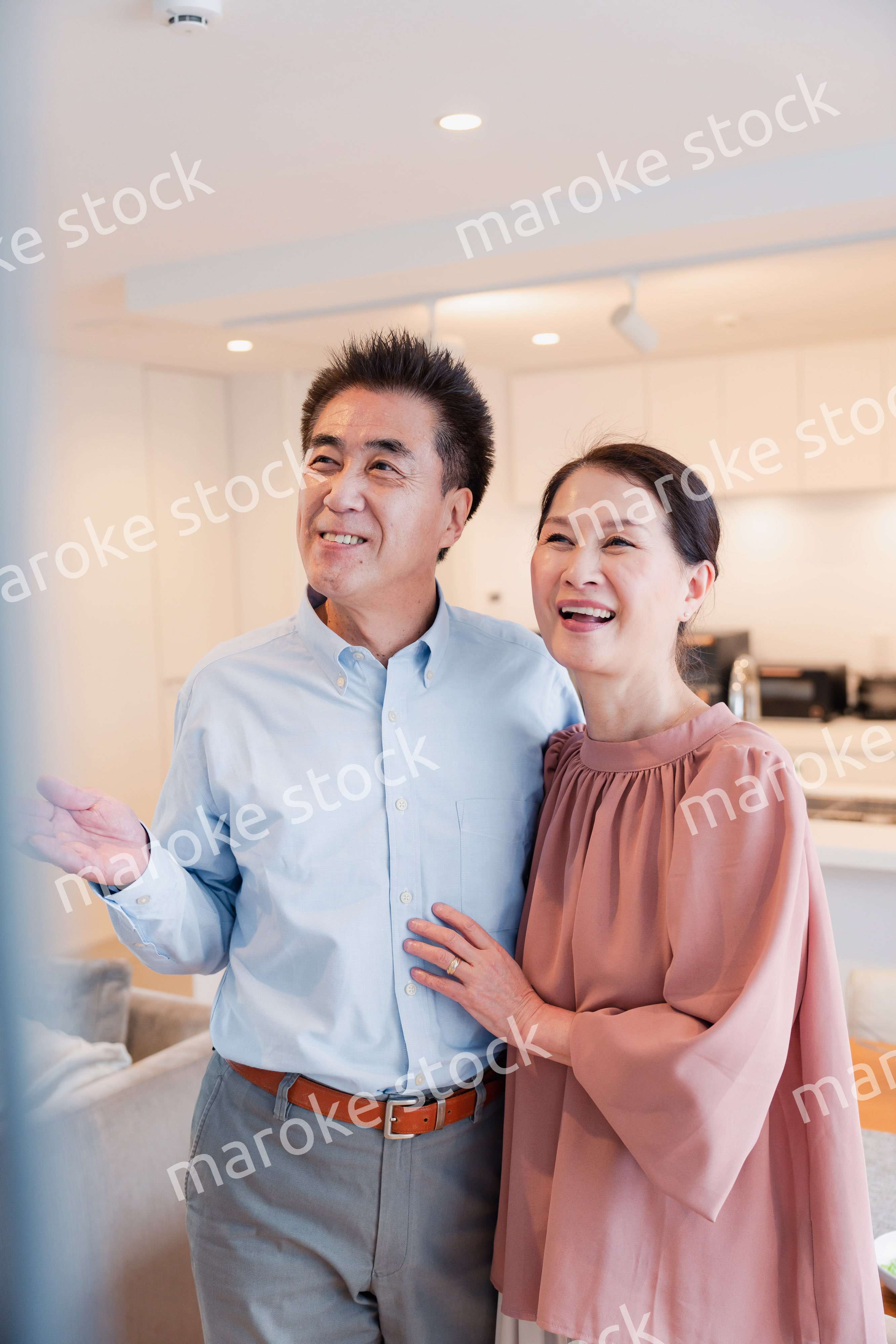 シニアライフを楽しむ高齢の夫婦