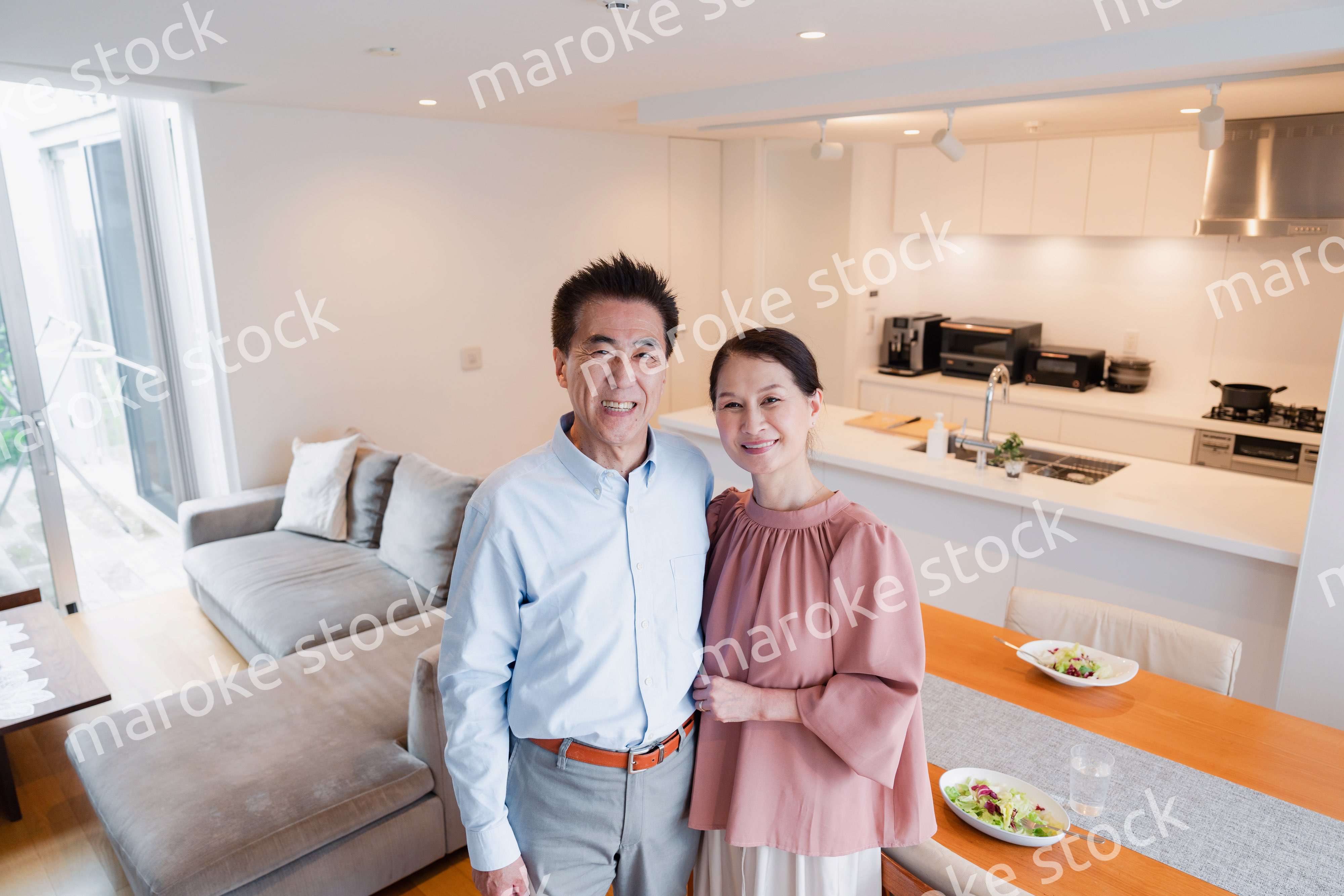 シニアライフを楽しむ高齢の夫婦