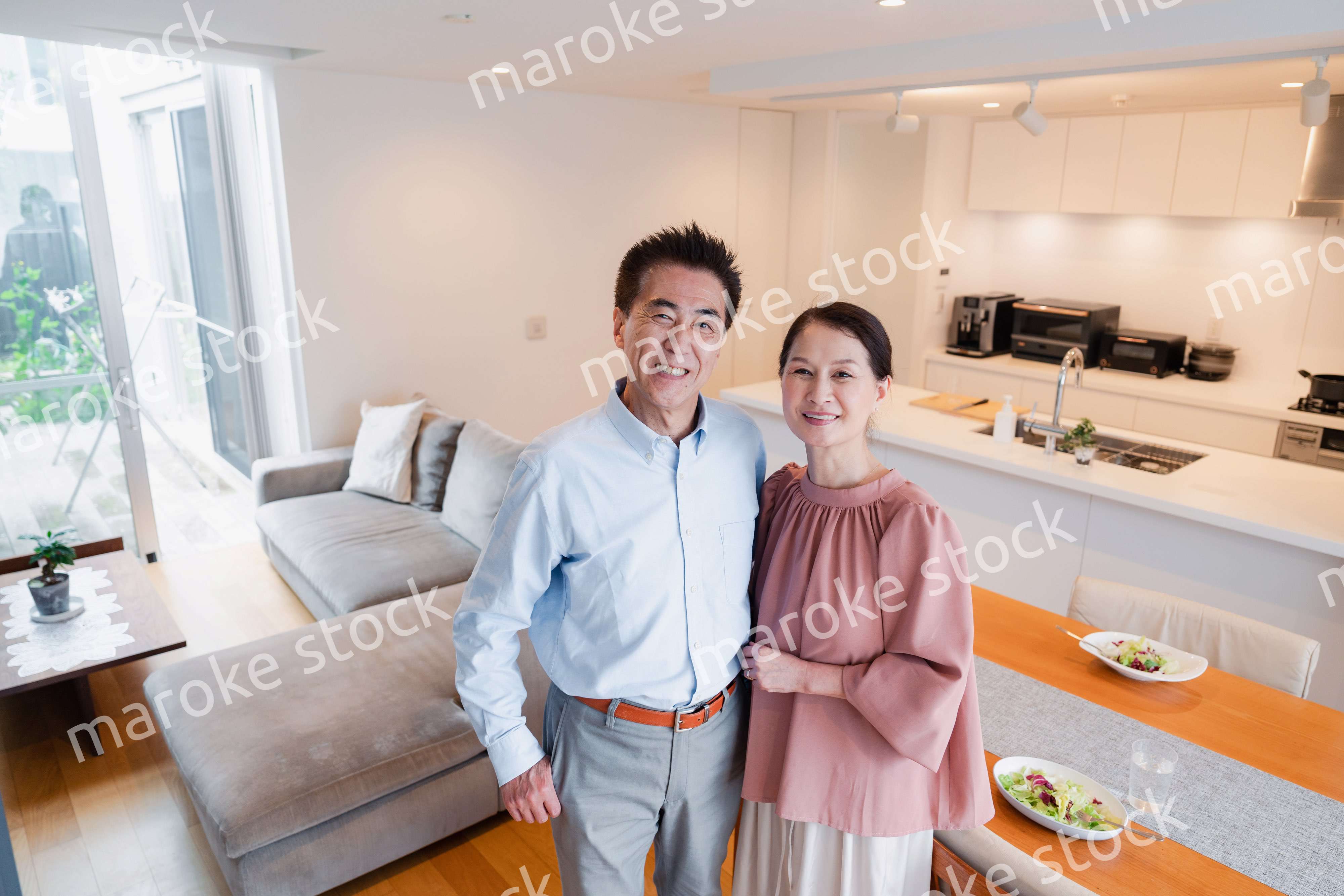 シニアライフを楽しむ高齢の夫婦