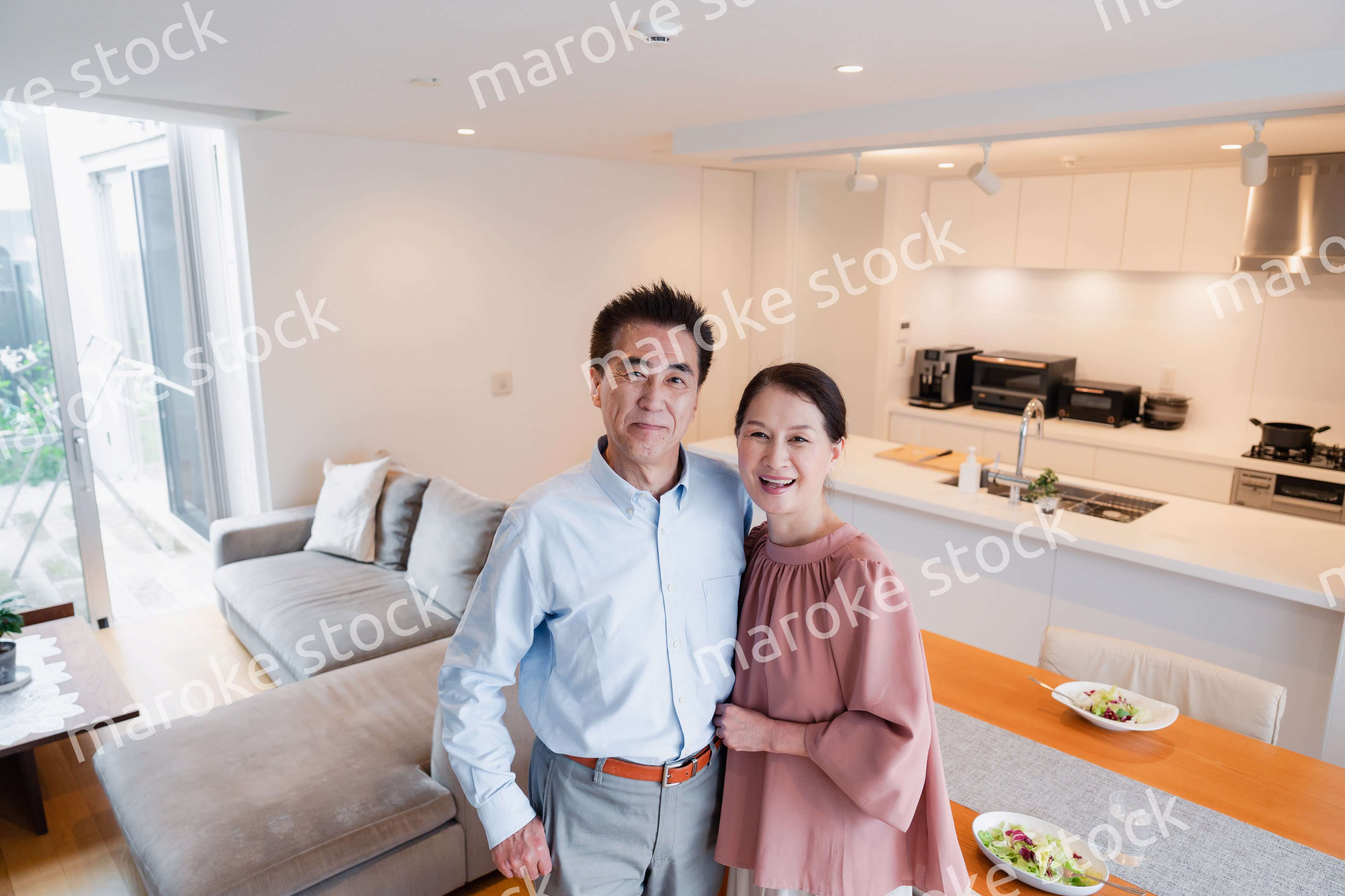 シニアライフを楽しむ高齢の夫婦