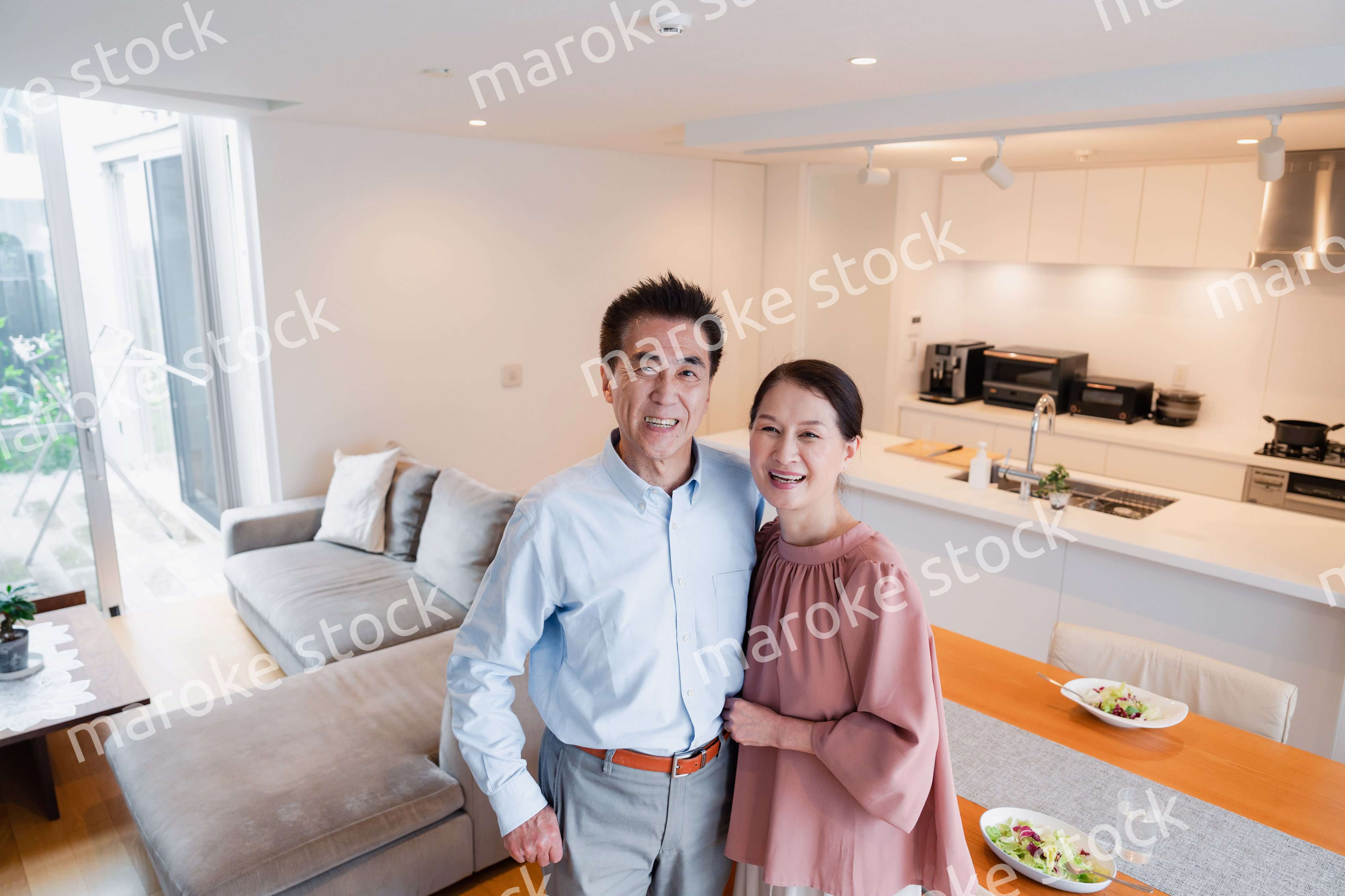 シニアライフを楽しむ高齢の夫婦