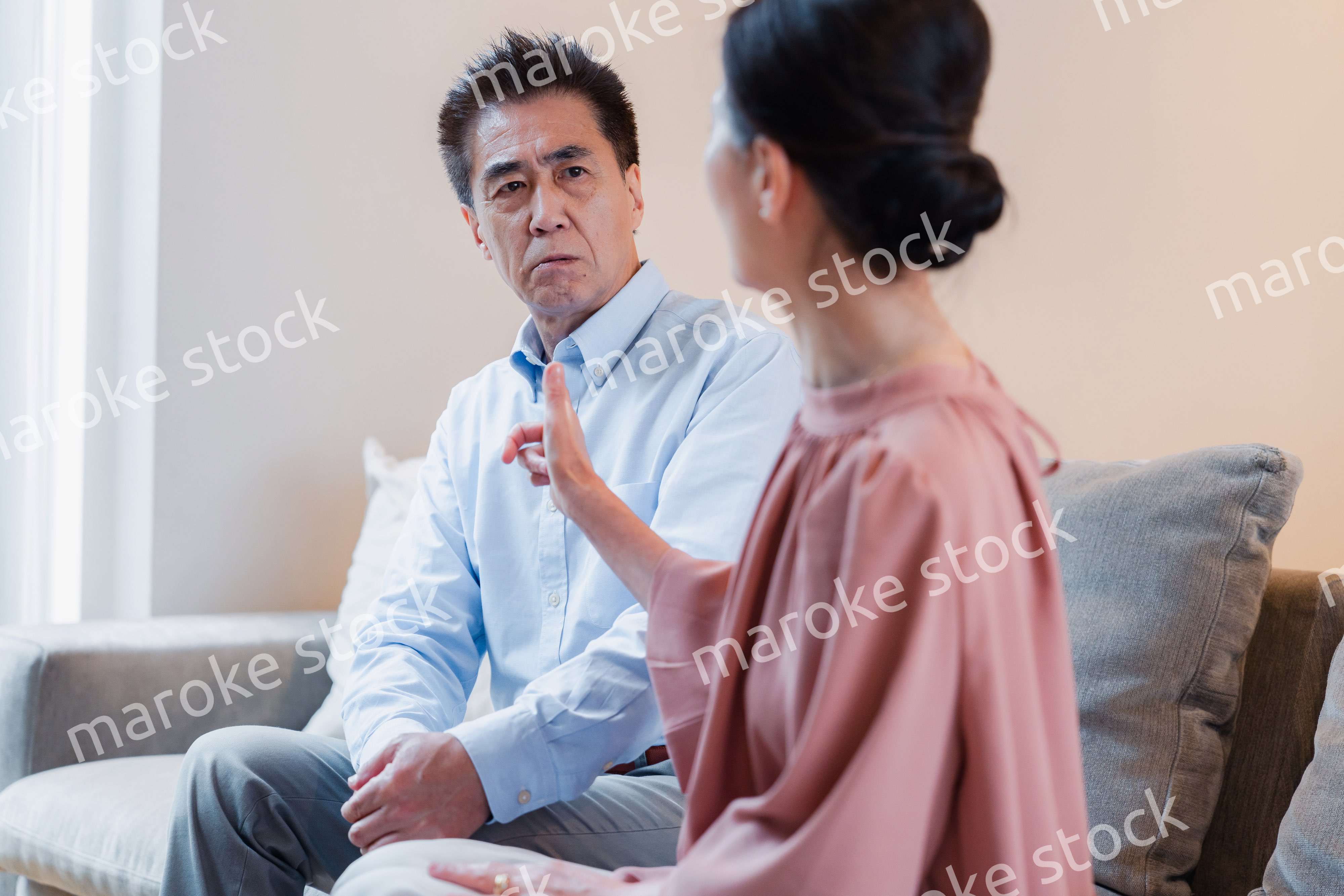 家で喧嘩をするシニアの夫婦