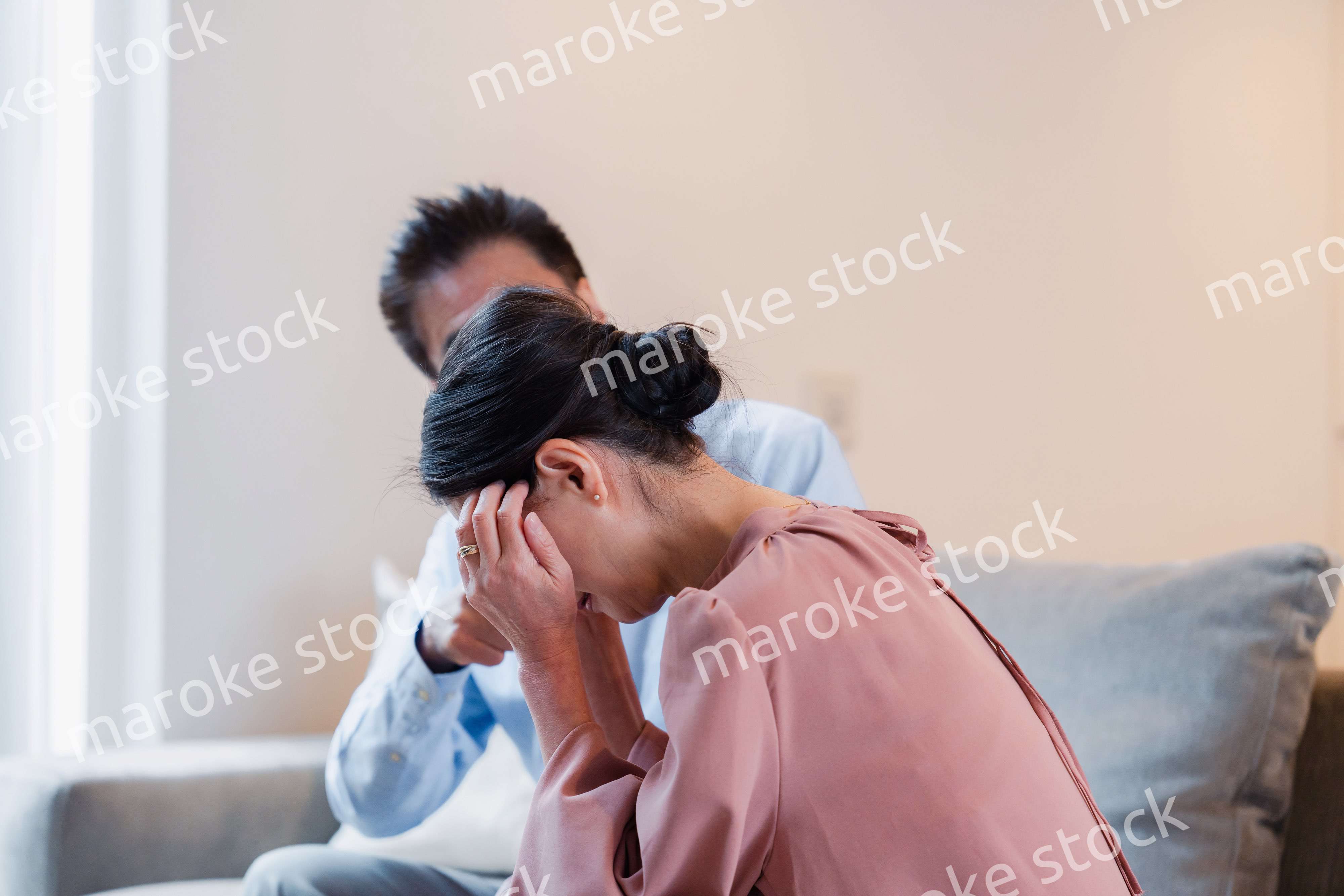 家で喧嘩をするシニアの夫婦