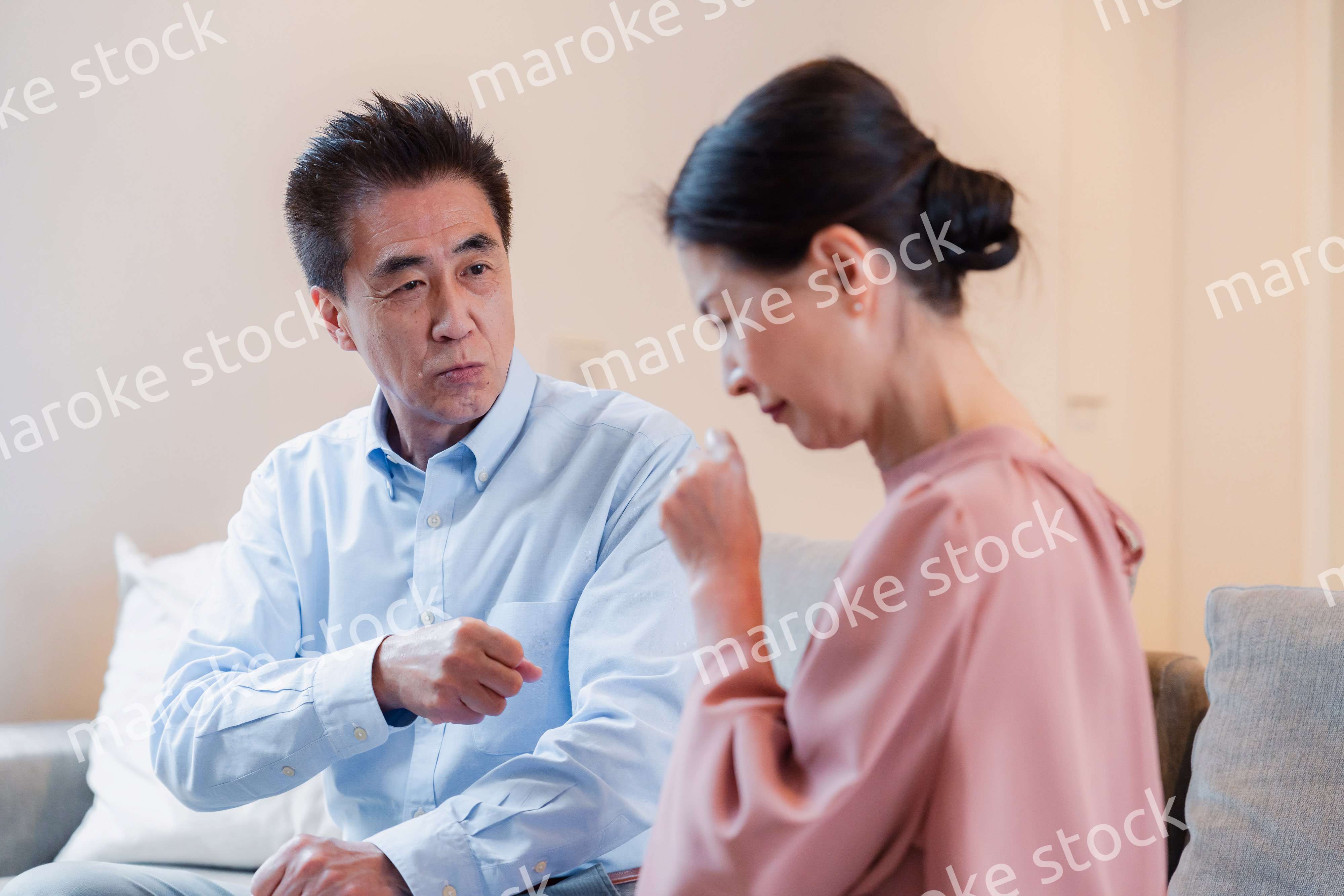 家で喧嘩をするシニアの夫婦