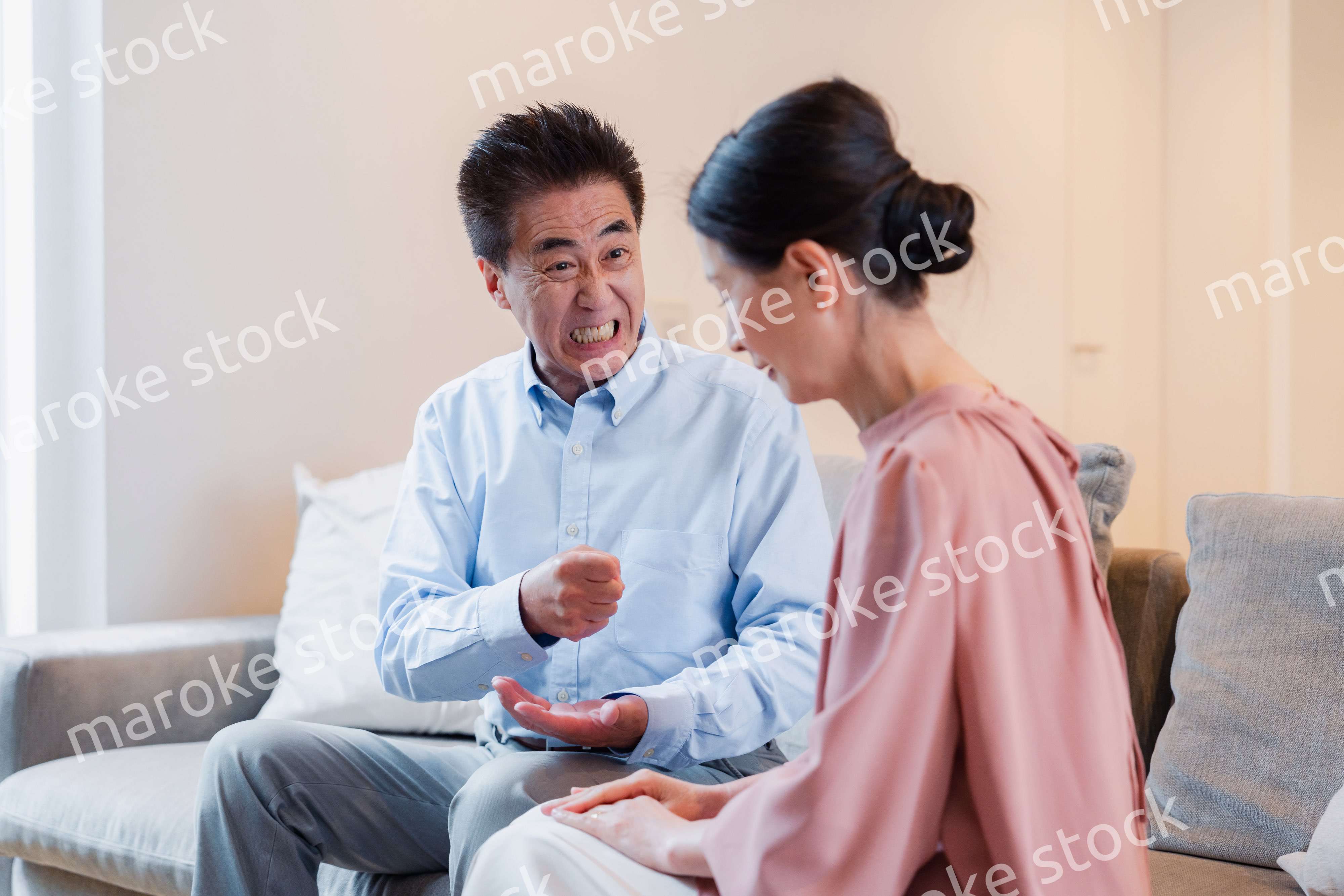 家で喧嘩をするシニアの夫婦