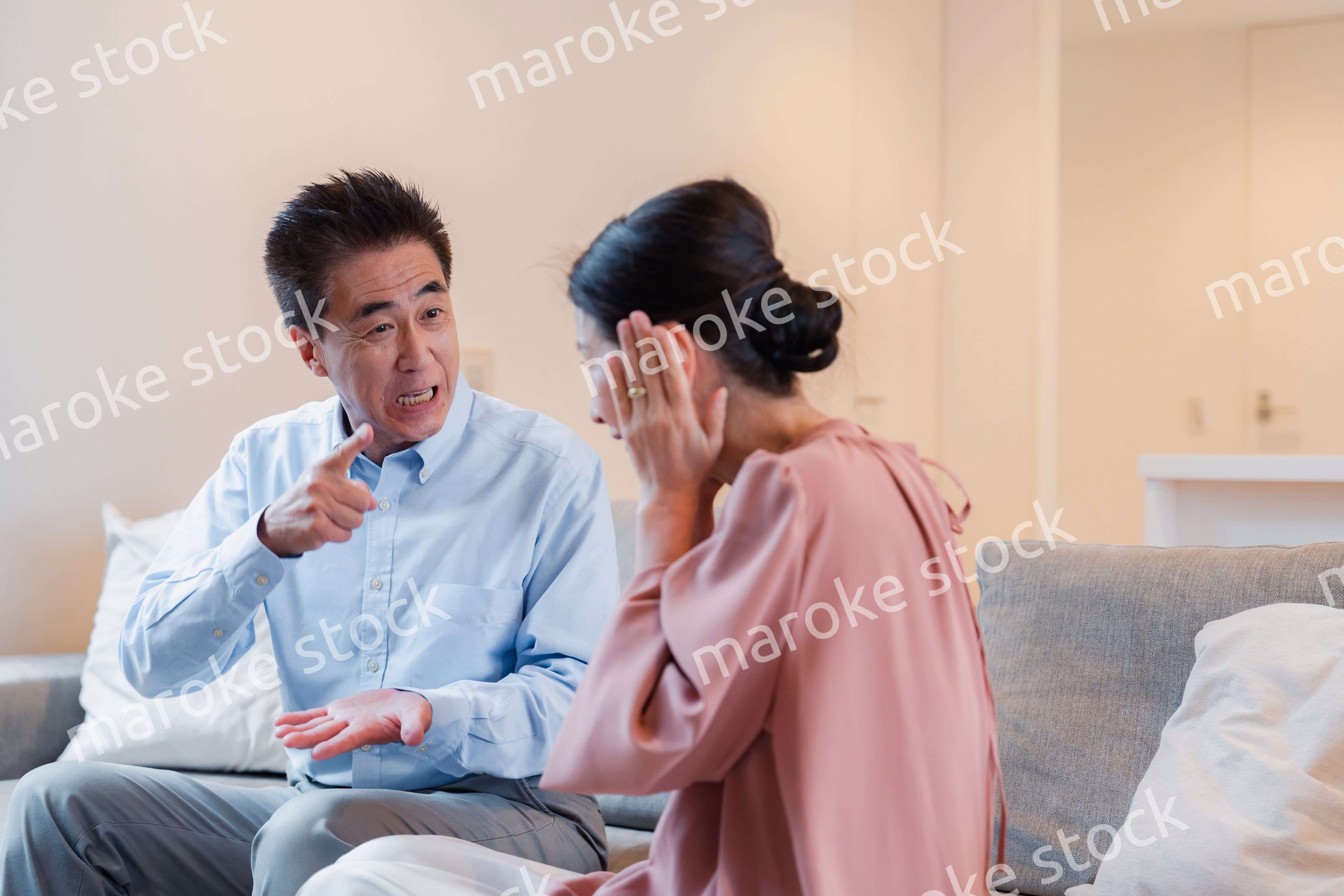家で喧嘩をするシニアの夫婦