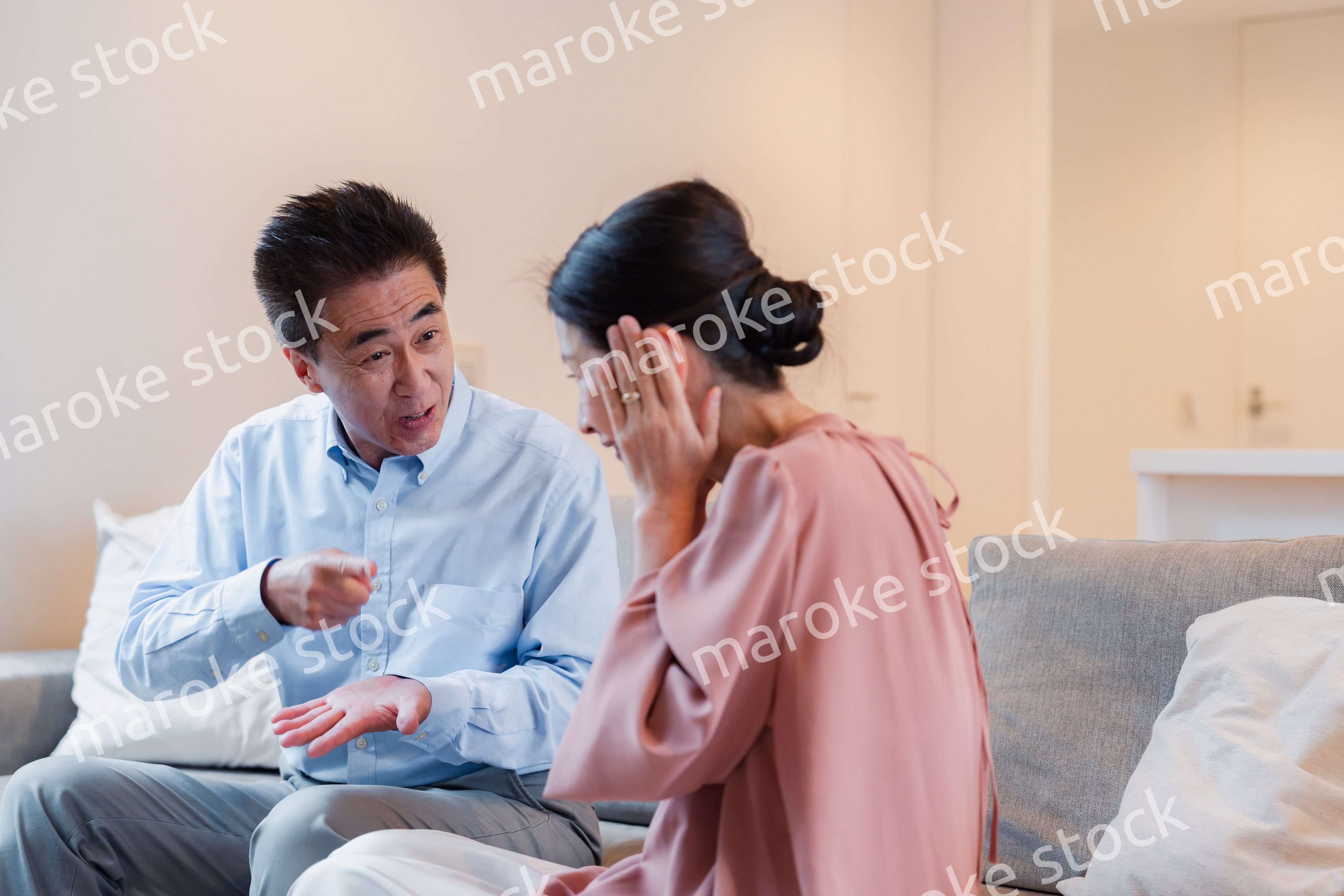 家で喧嘩をするシニアの夫婦