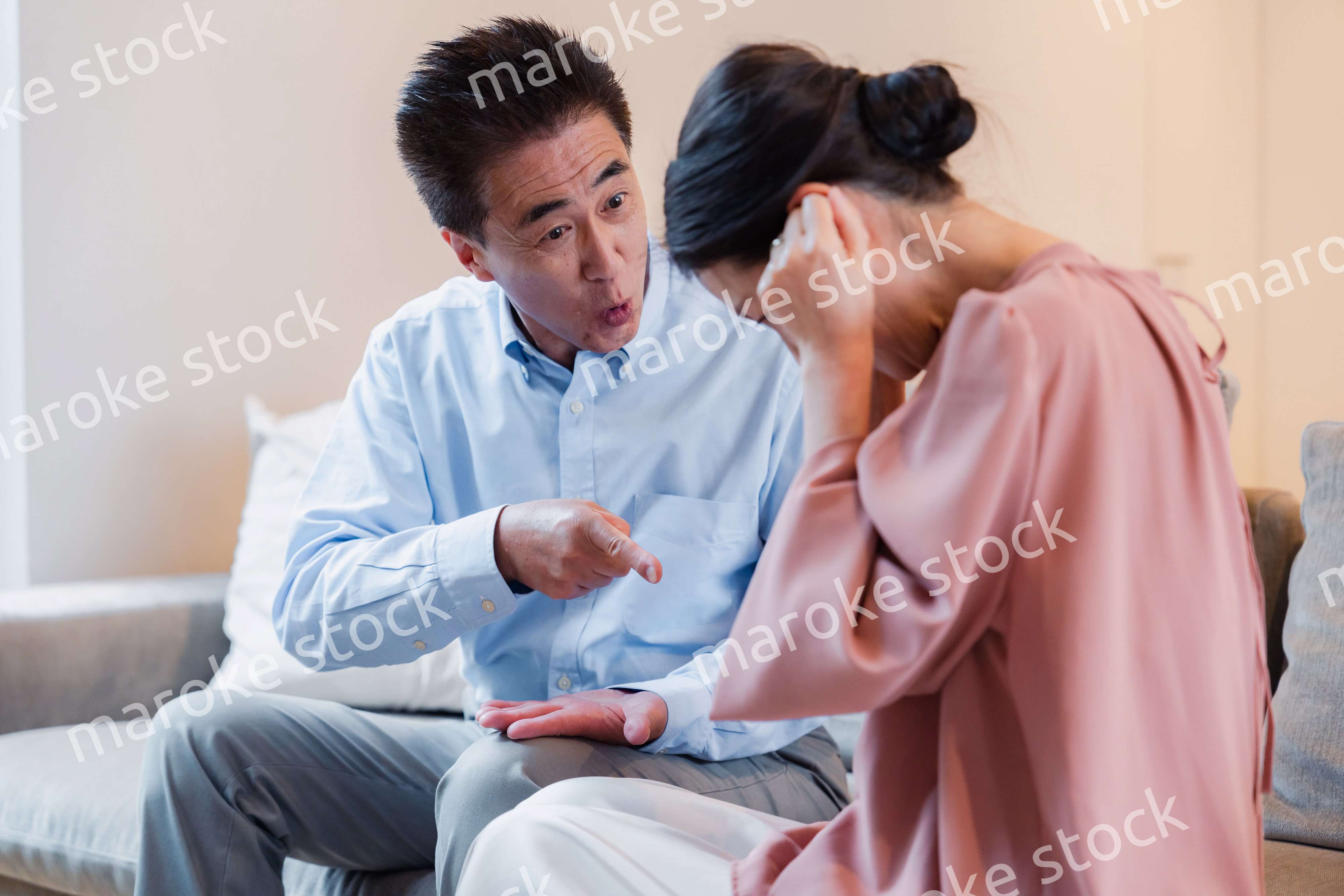 家で喧嘩をするシニアの夫婦