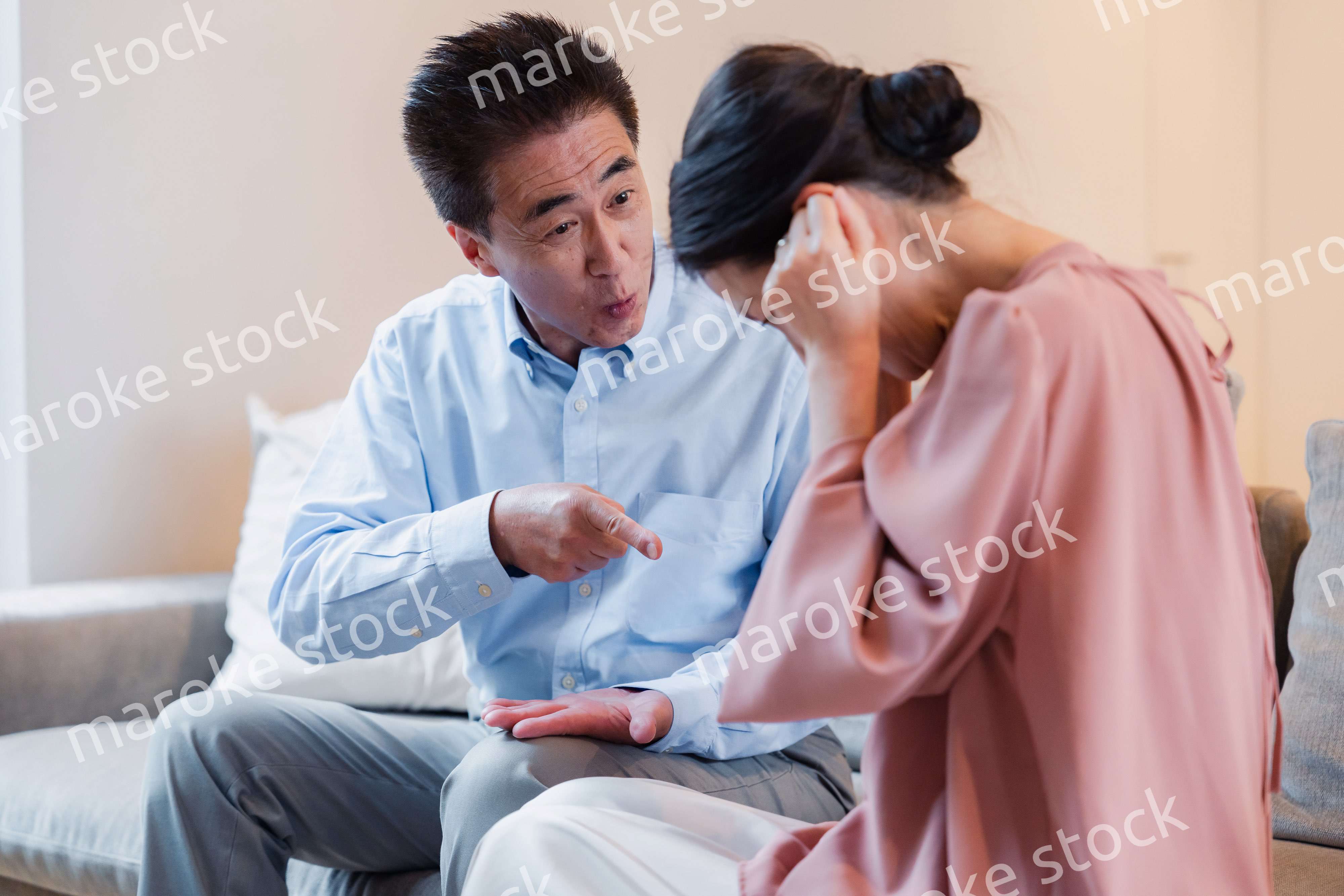 家で喧嘩をするシニアの夫婦