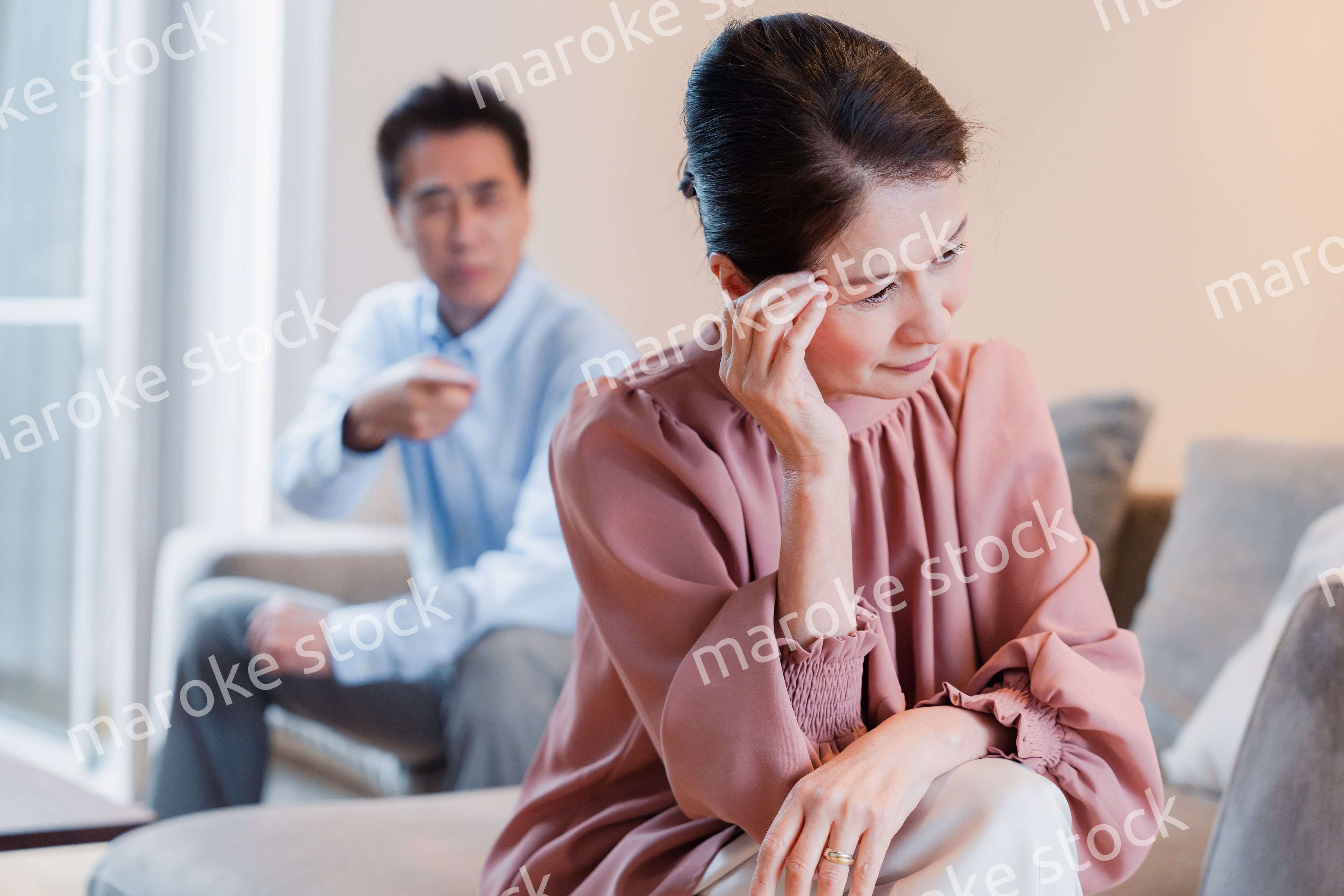 家で喧嘩をするシニアの夫婦