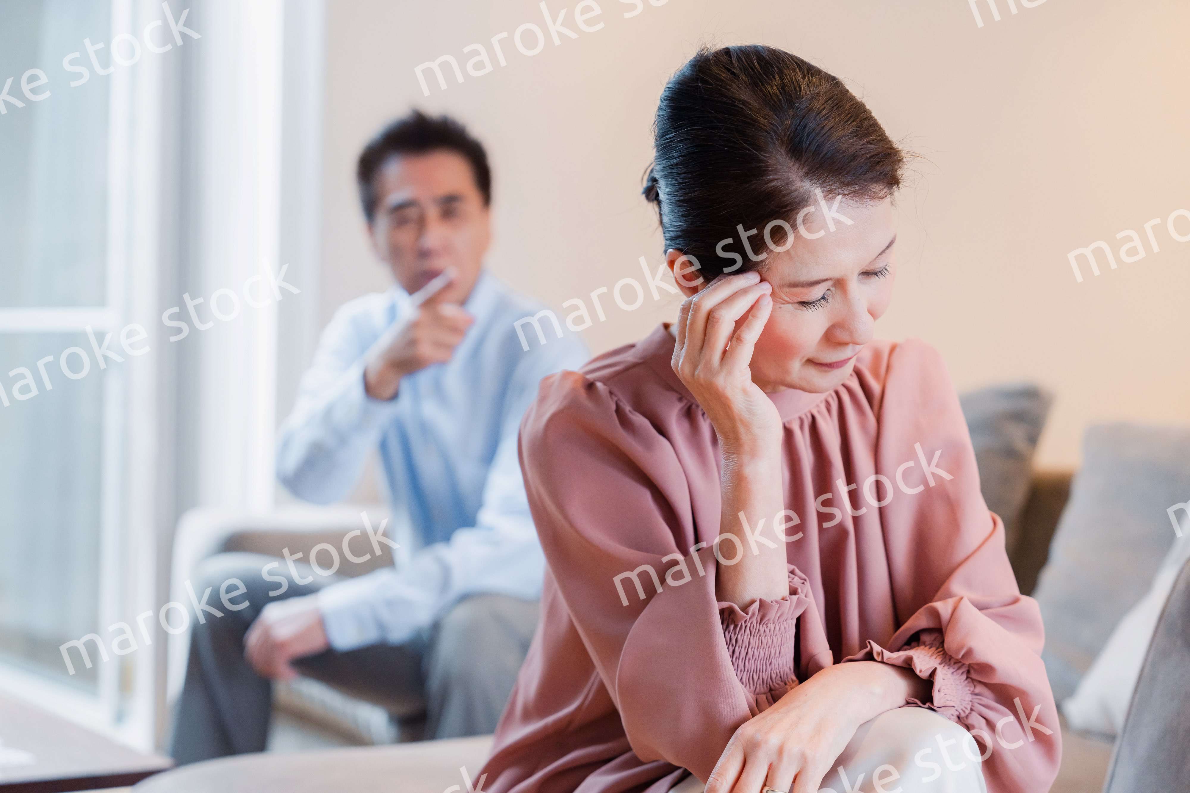 家で喧嘩をするシニアの夫婦