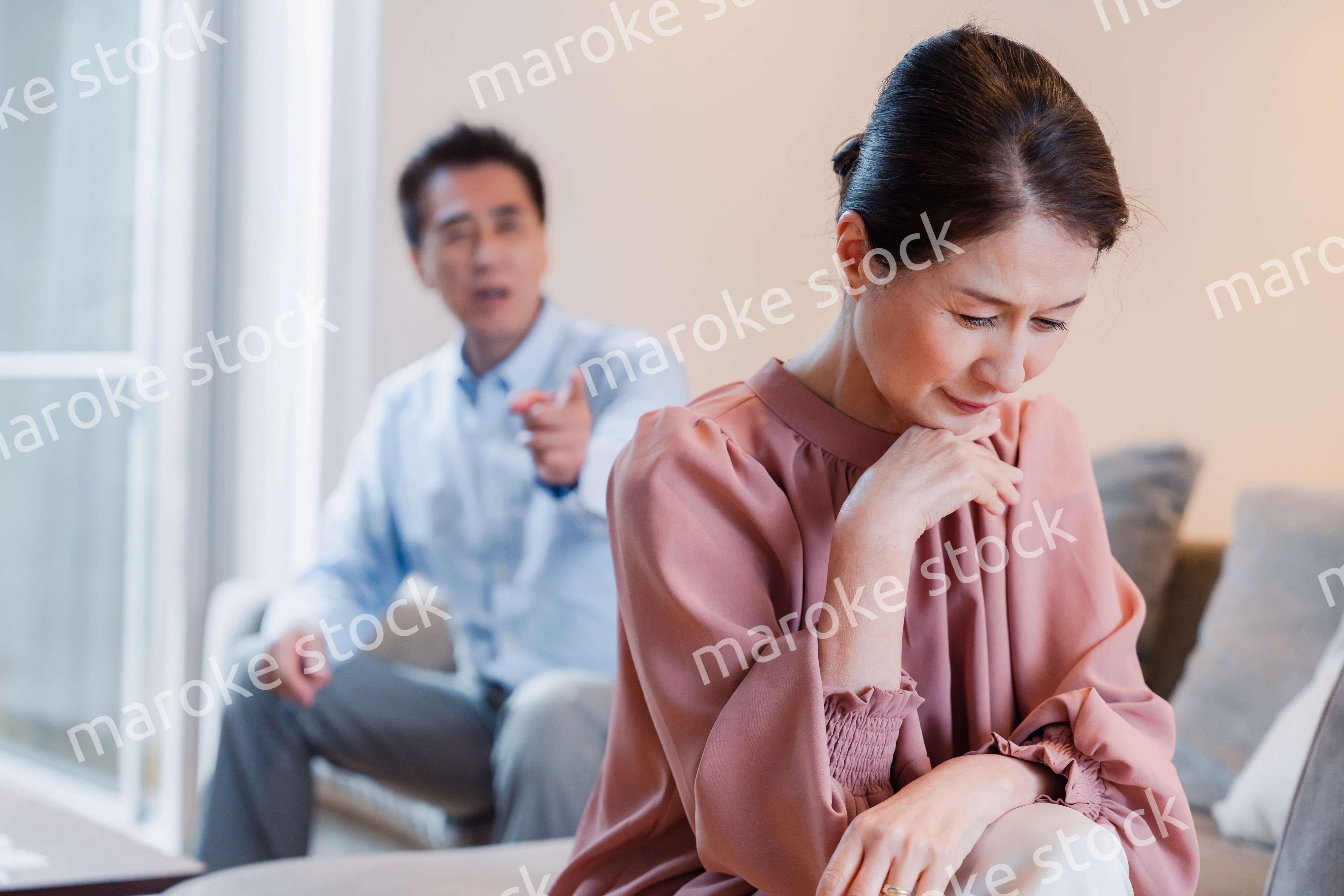 家で喧嘩をするシニアの夫婦