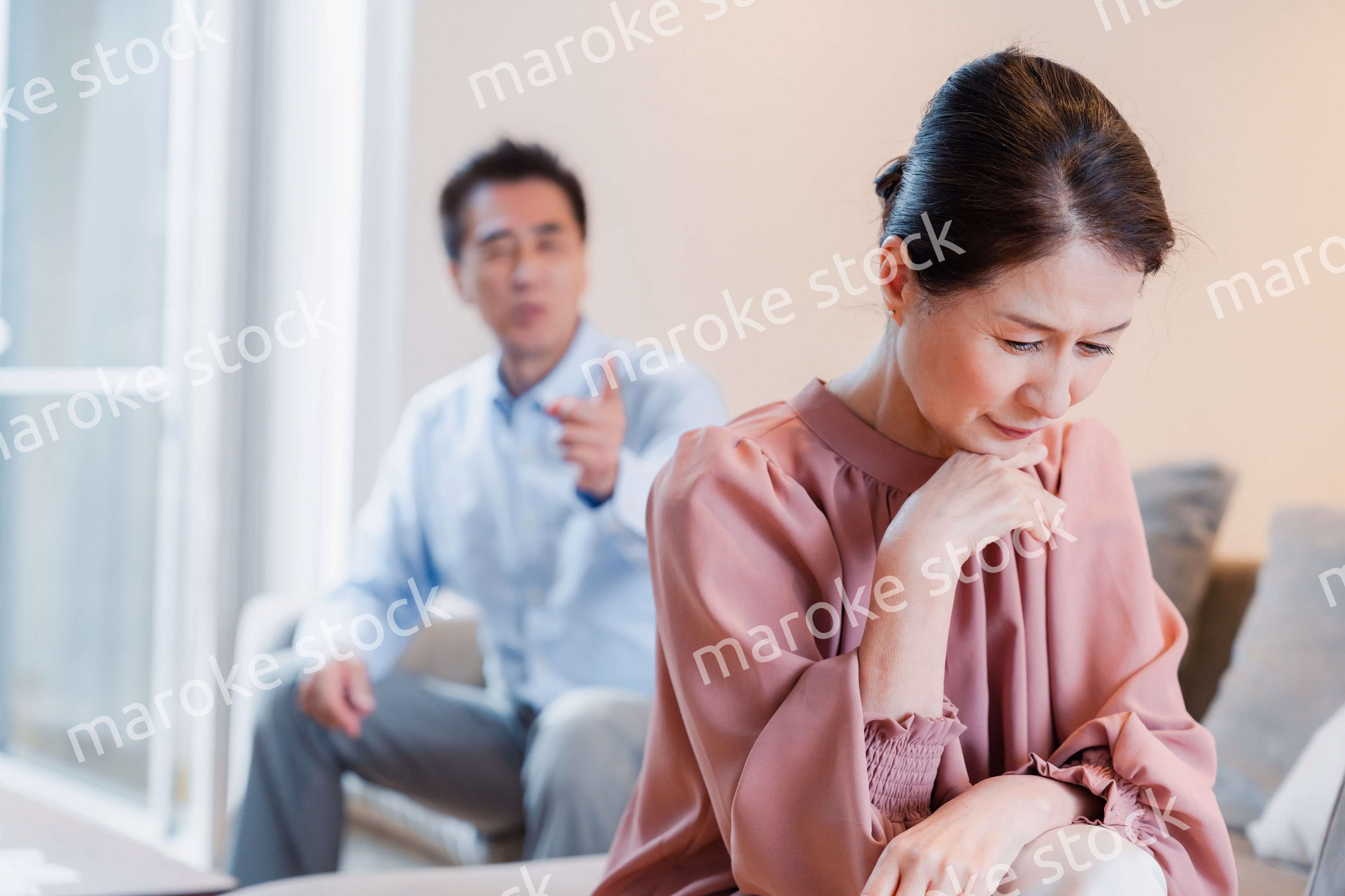 家で喧嘩をするシニアの夫婦