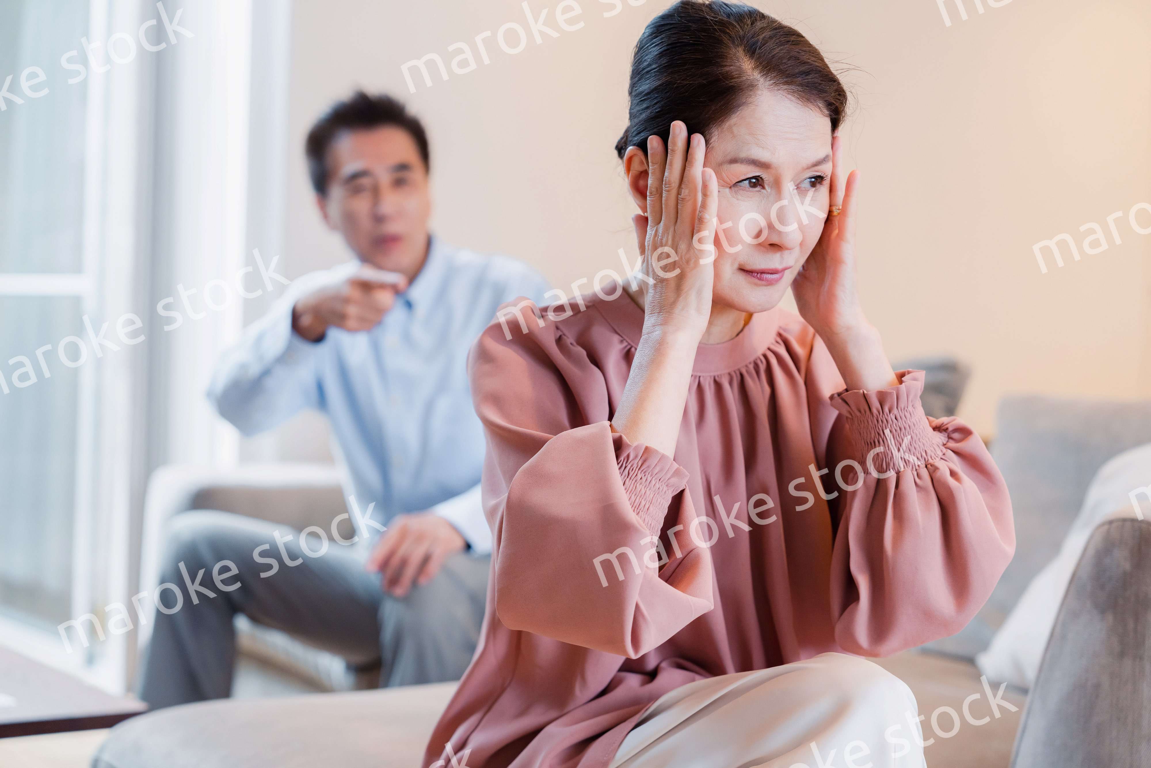 家で喧嘩をするシニアの夫婦