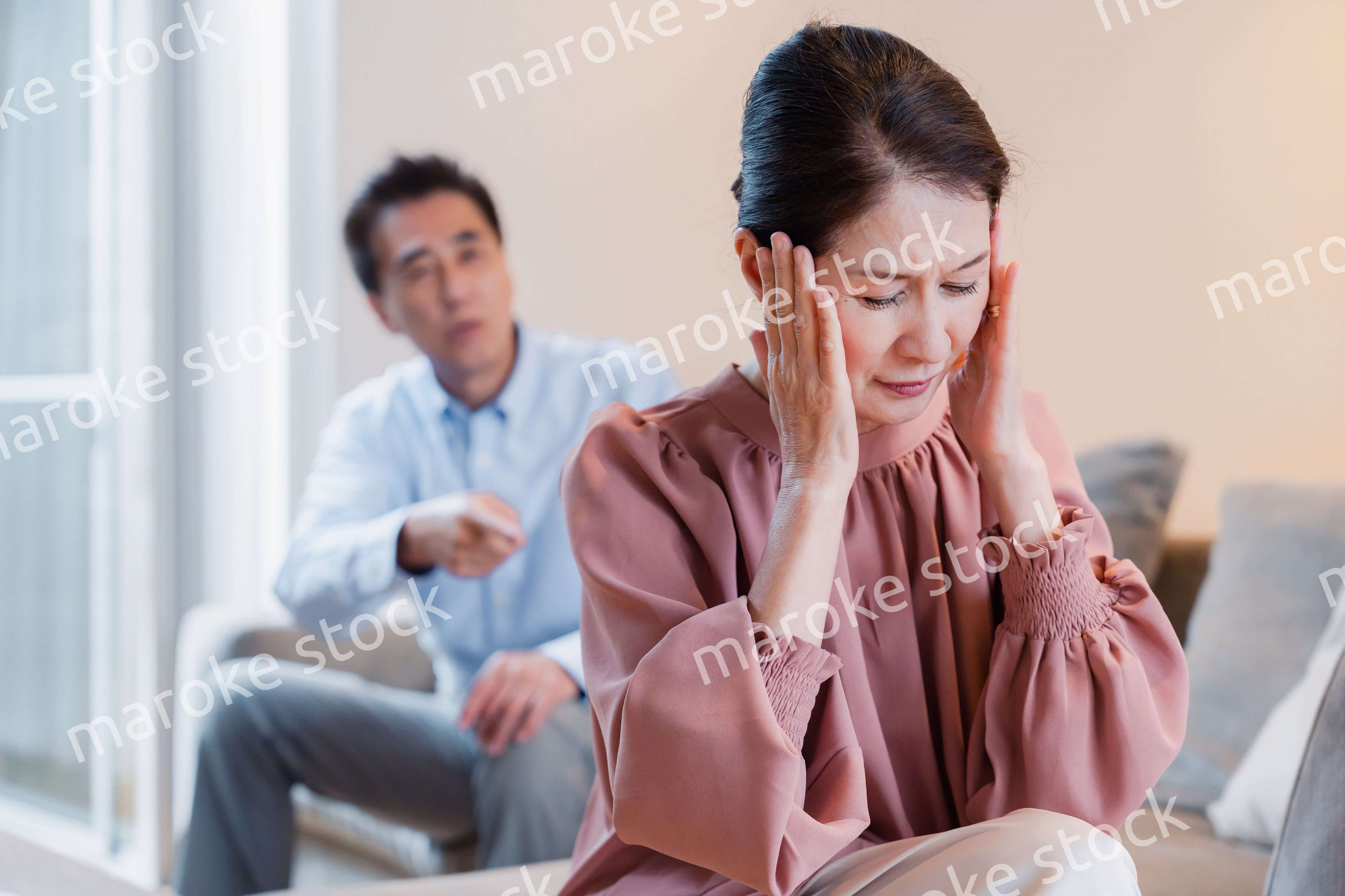 家で喧嘩をするシニアの夫婦