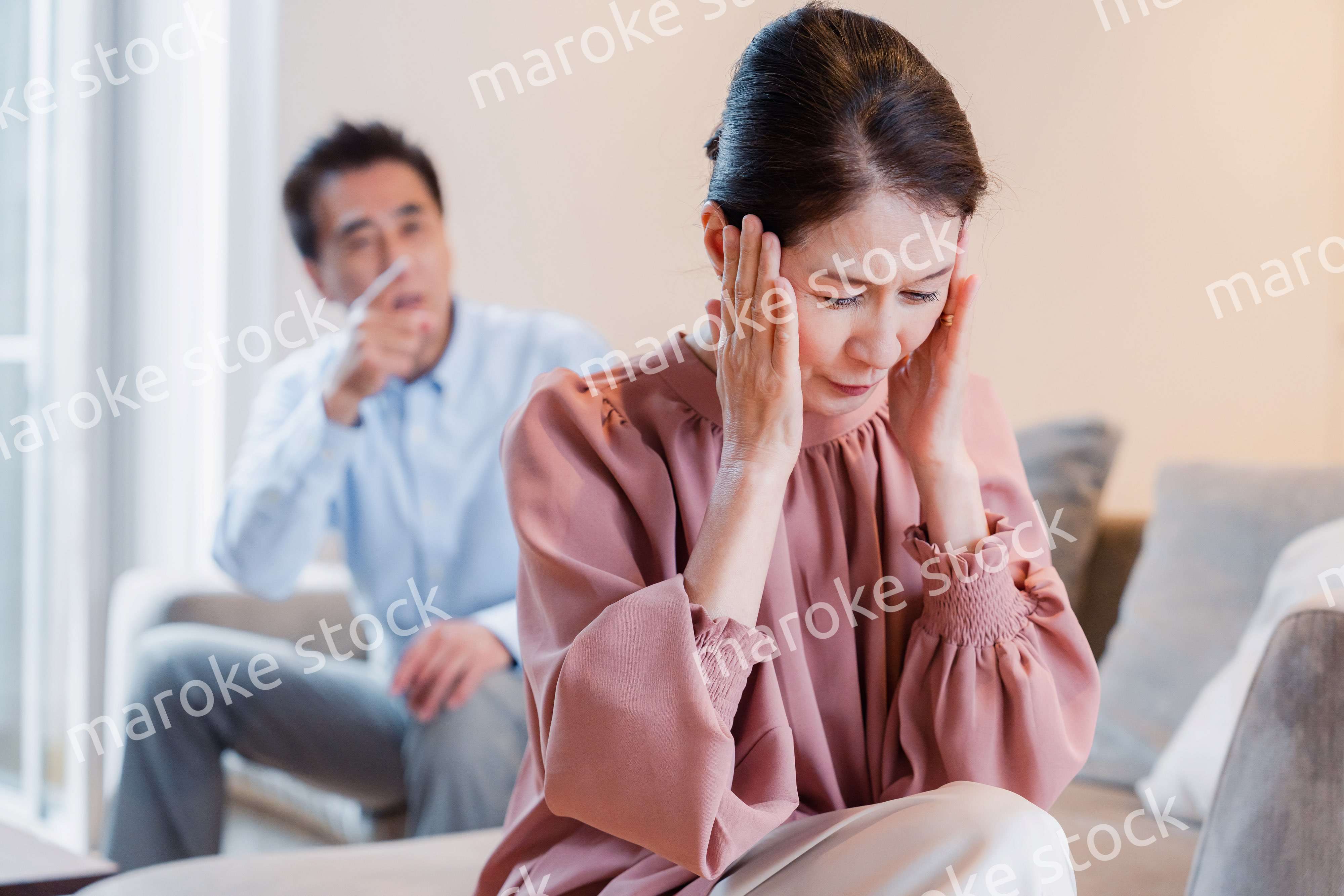 家で喧嘩をするシニアの夫婦