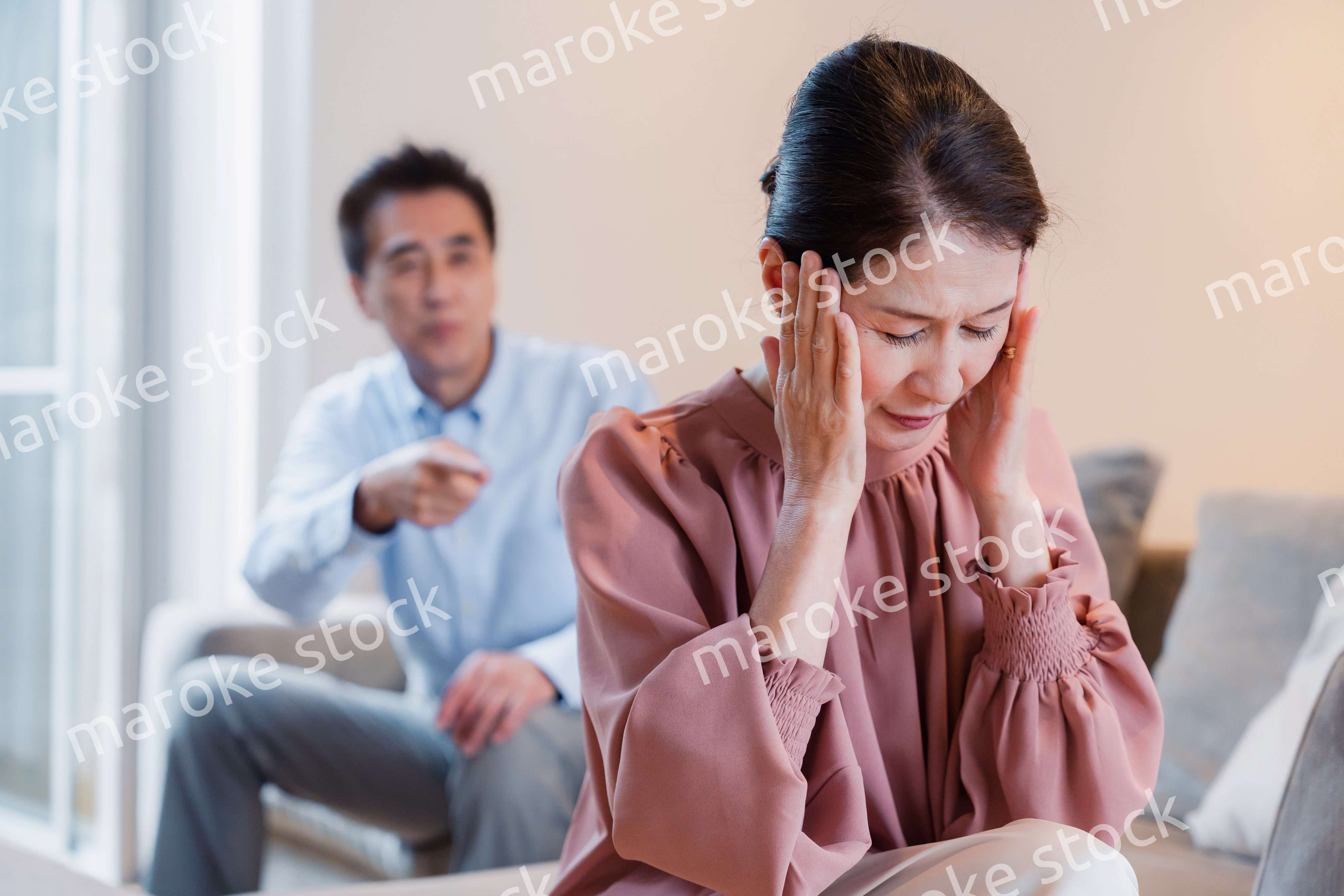 家で喧嘩をするシニアの夫婦