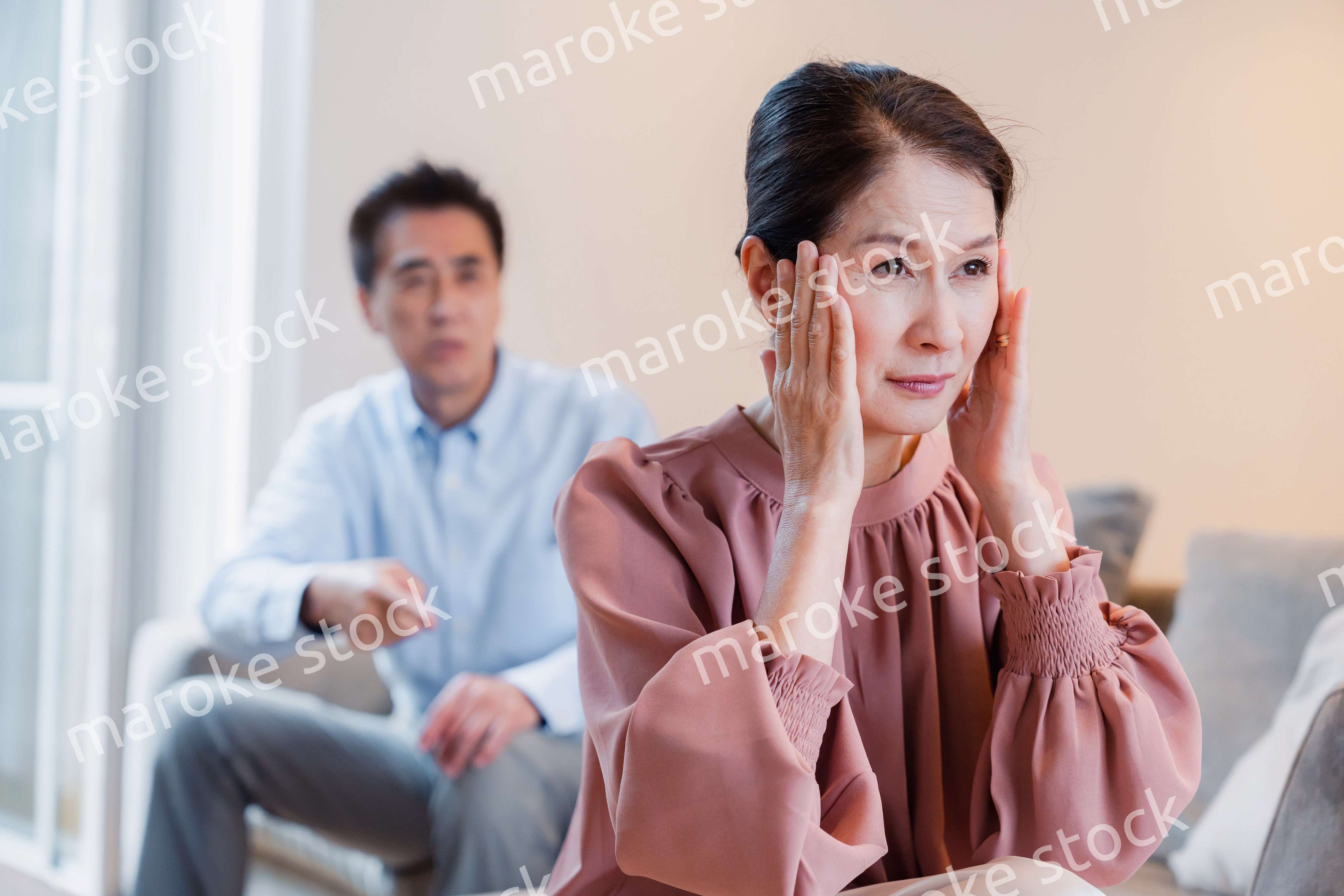 家で喧嘩をするシニアの夫婦