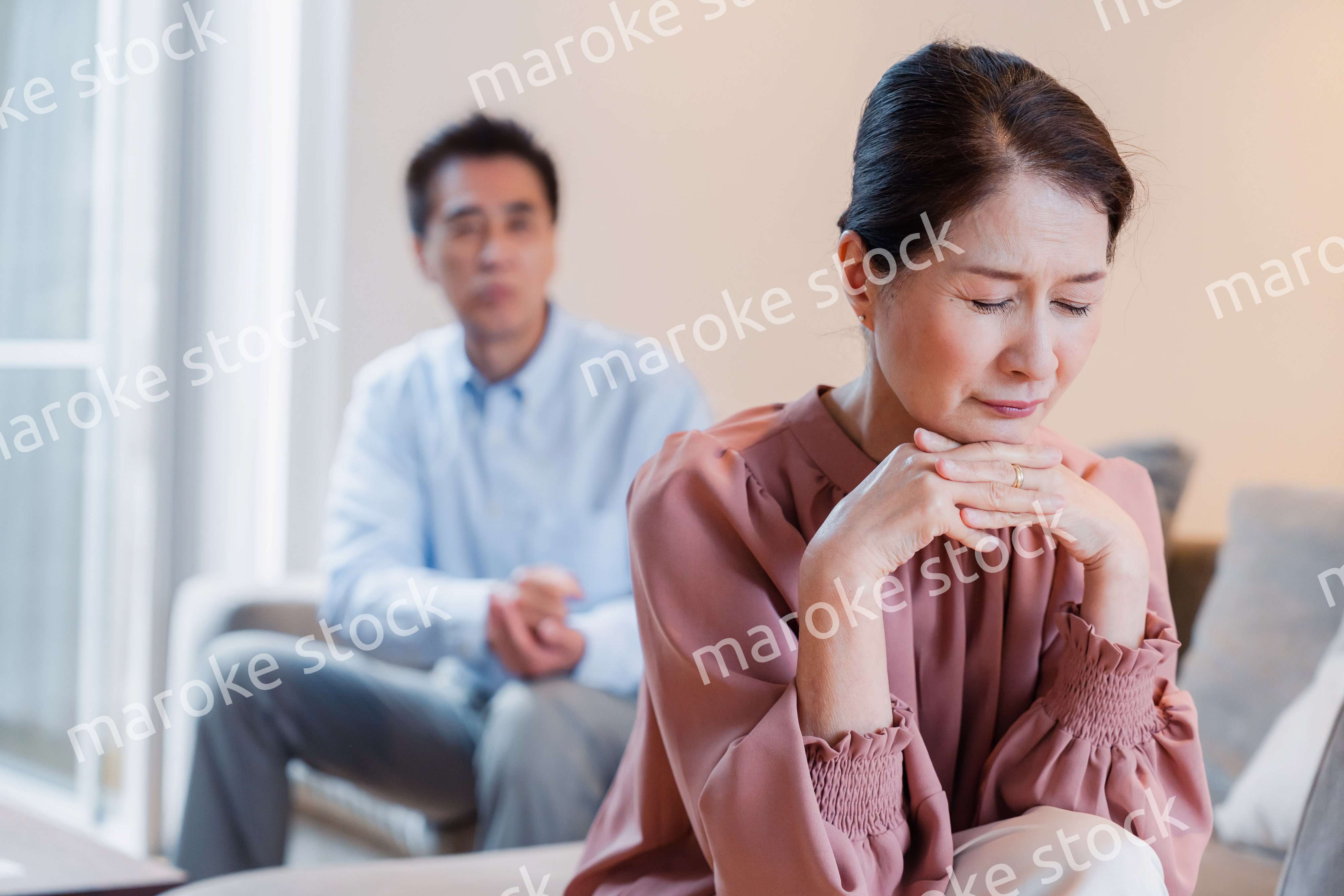 家で喧嘩をするシニアの夫婦