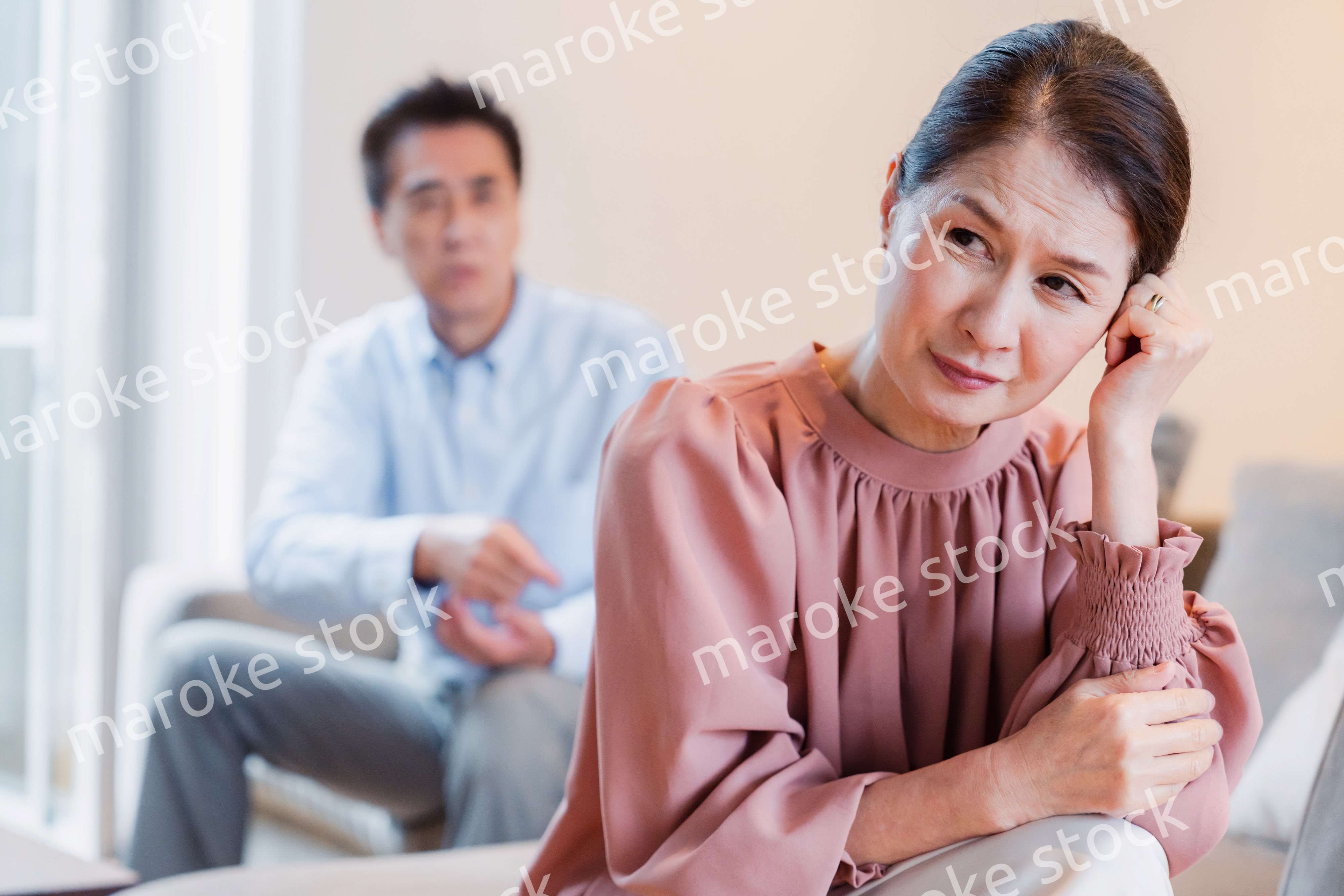 家で喧嘩をするシニアの夫婦