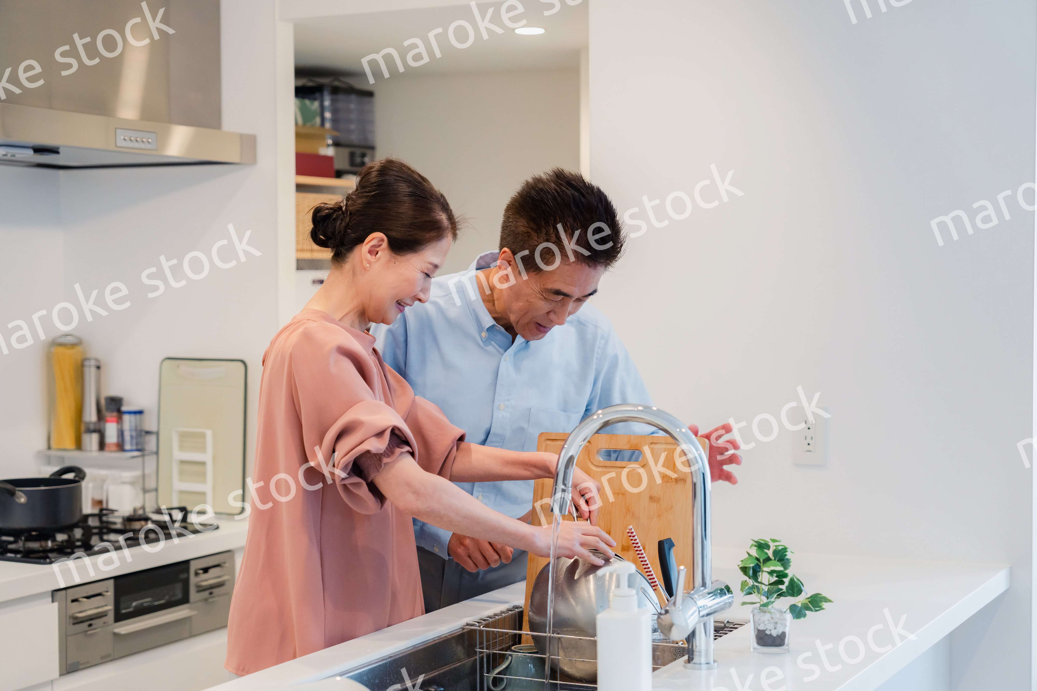 仲良く家事をする老夫婦