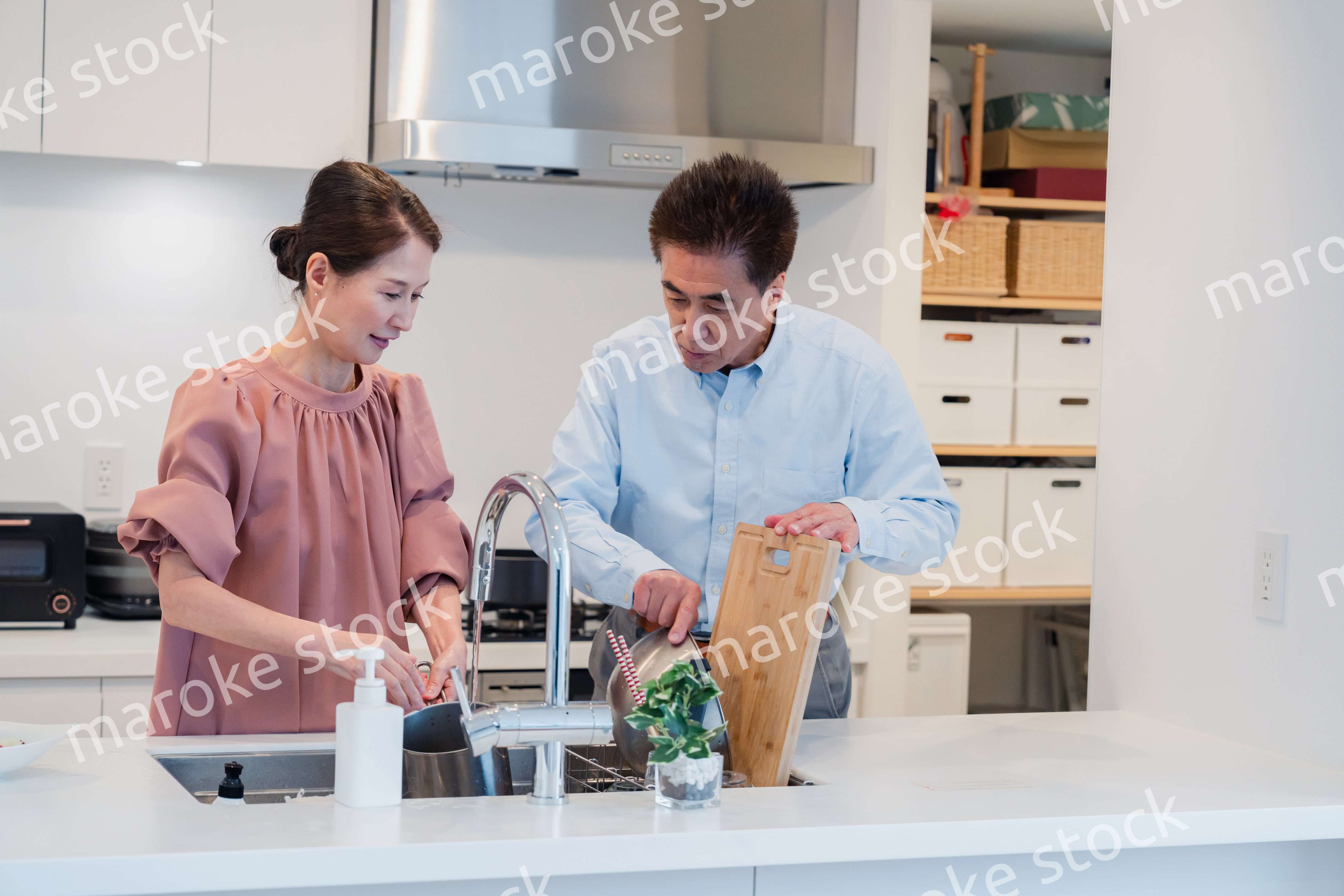 仲良く家事をする老夫婦