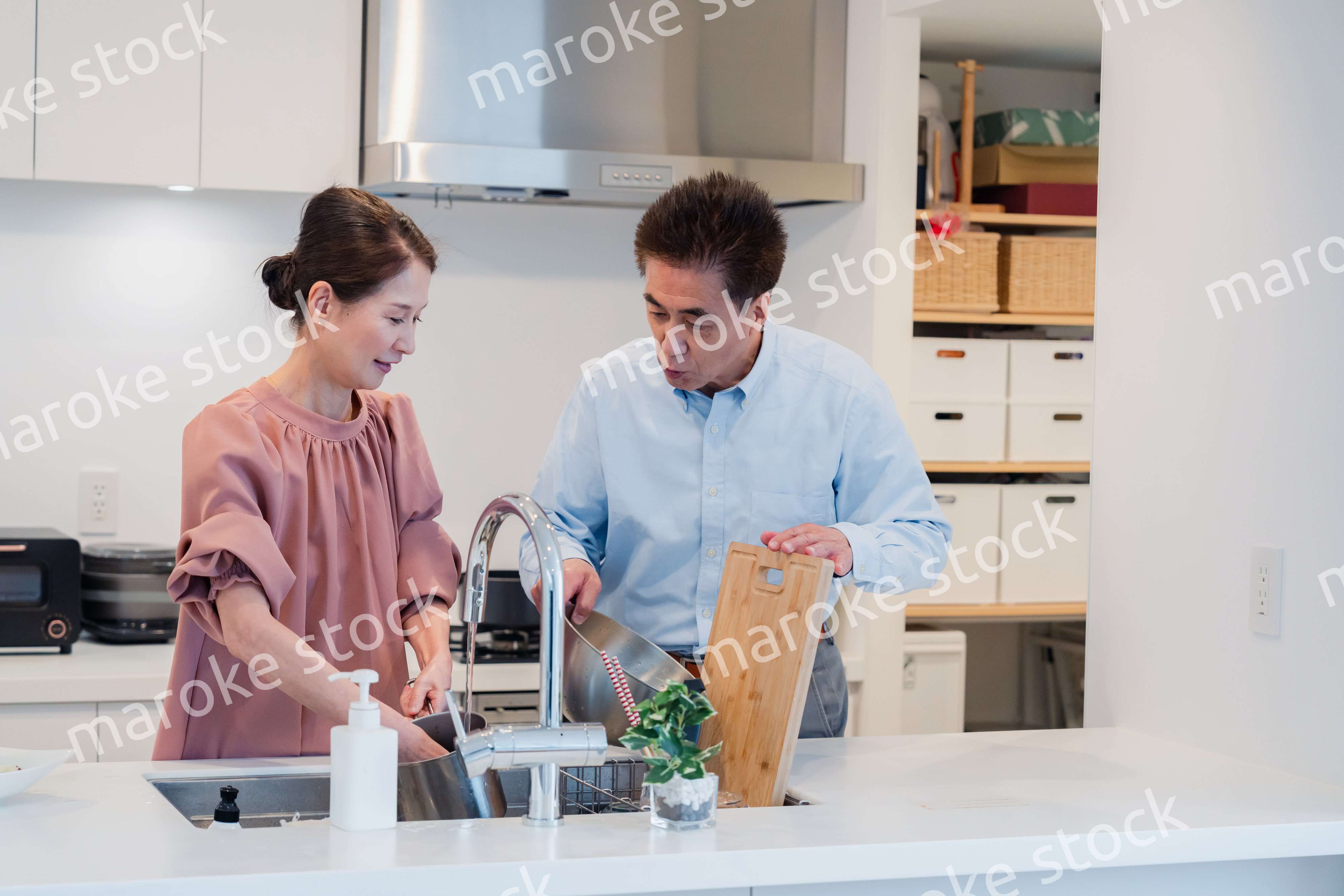 仲良く家事をする老夫婦