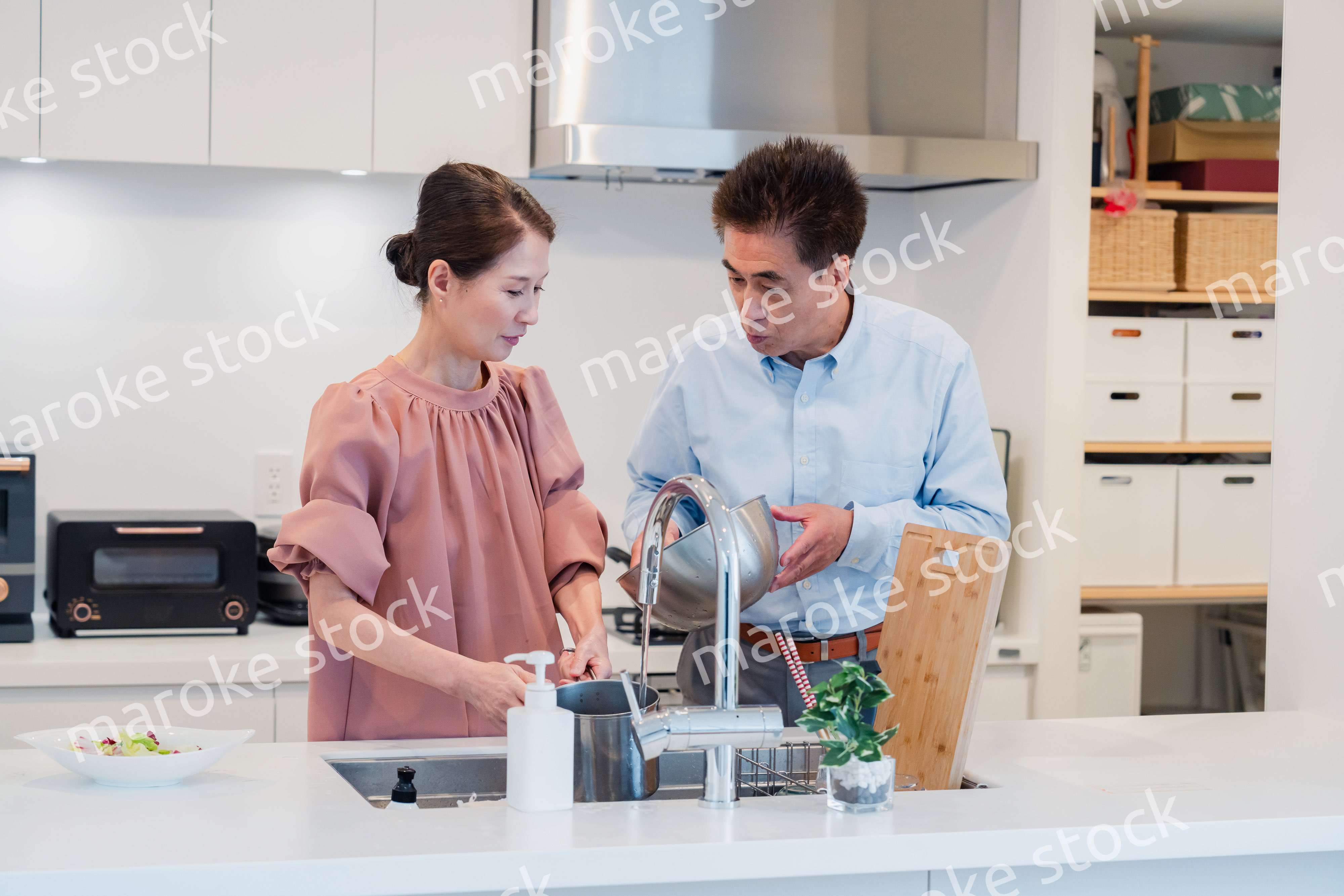 仲良く家事をする老夫婦