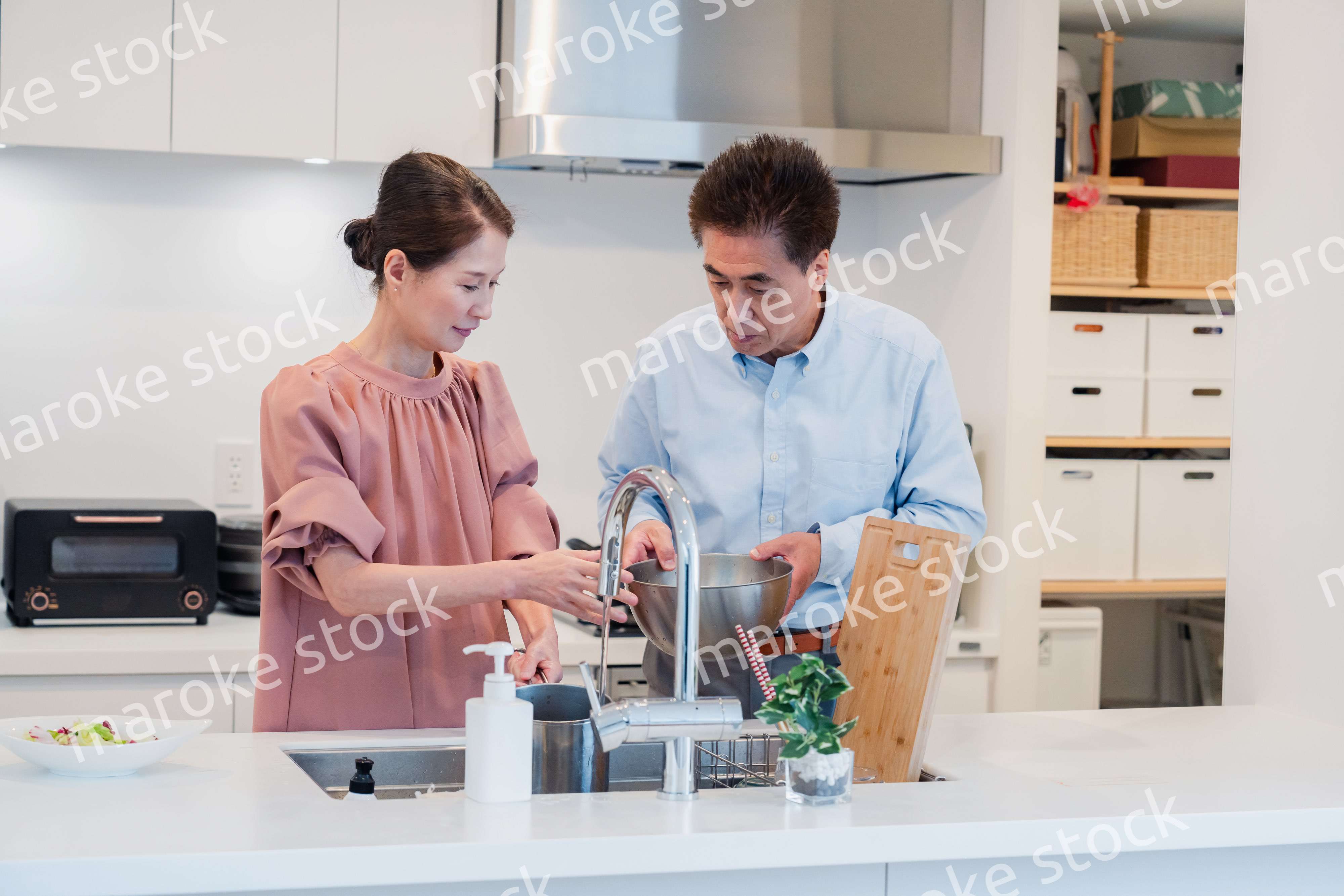 仲良く家事をする老夫婦