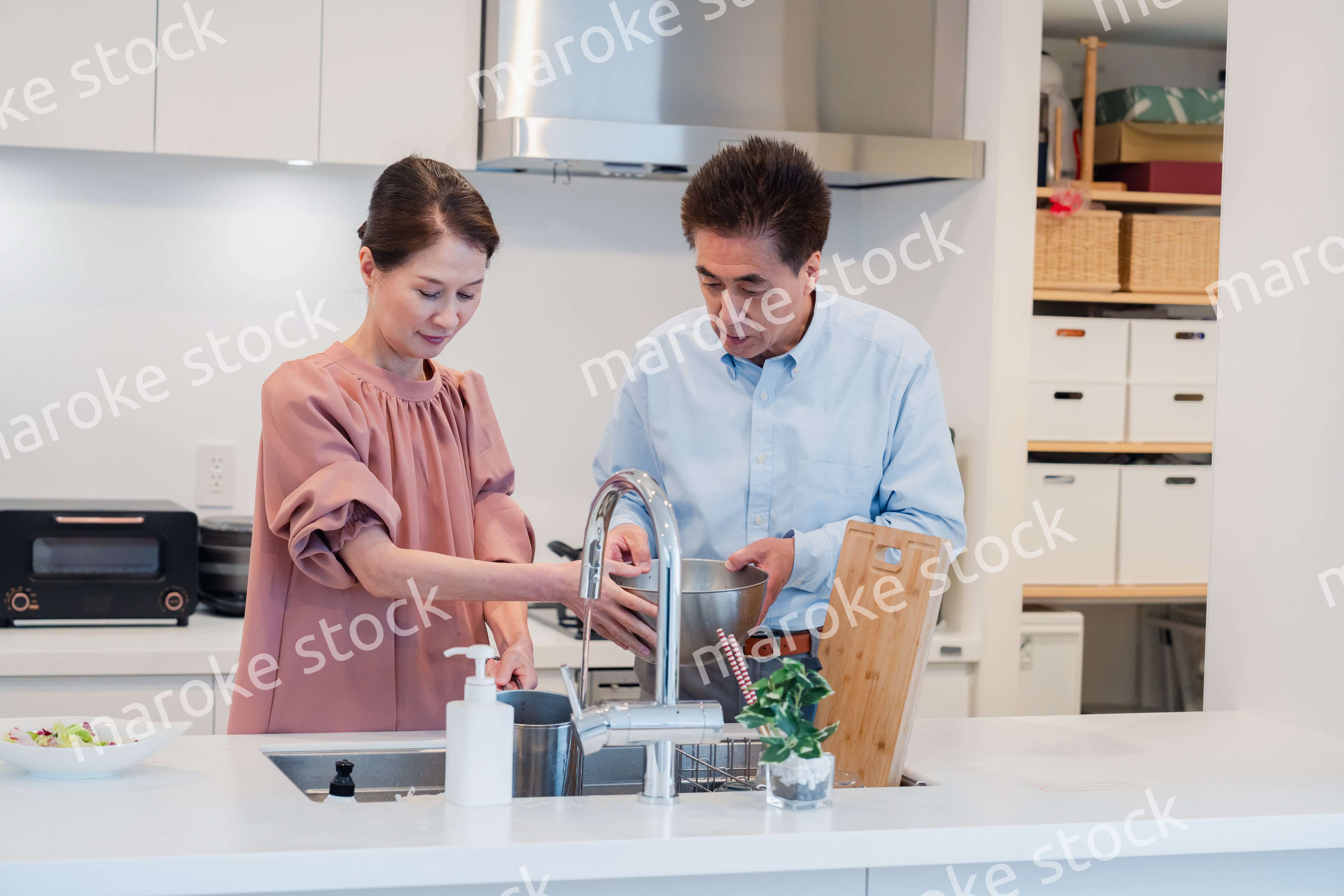 仲良く家事をする老夫婦