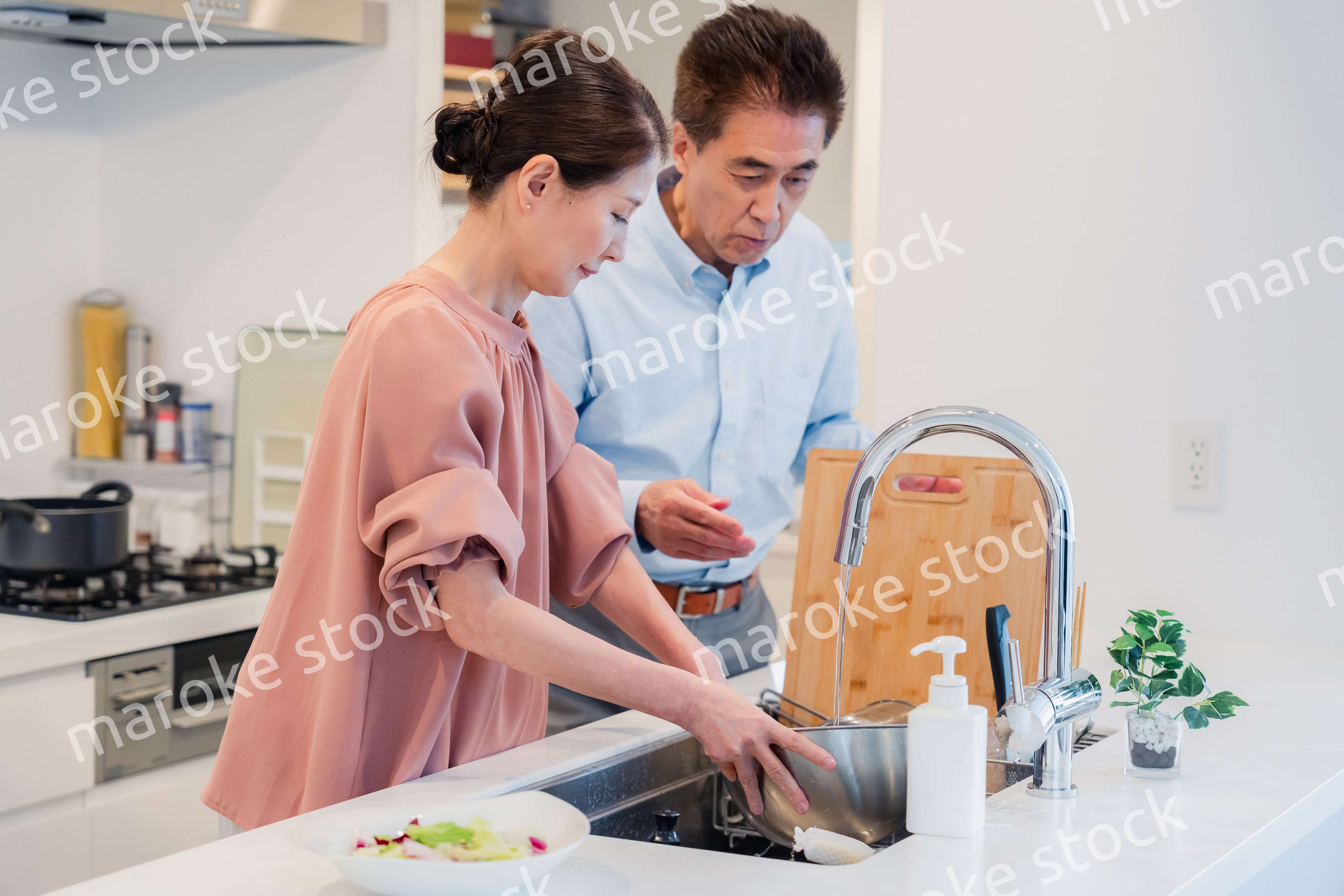 仲良く家事をする老夫婦