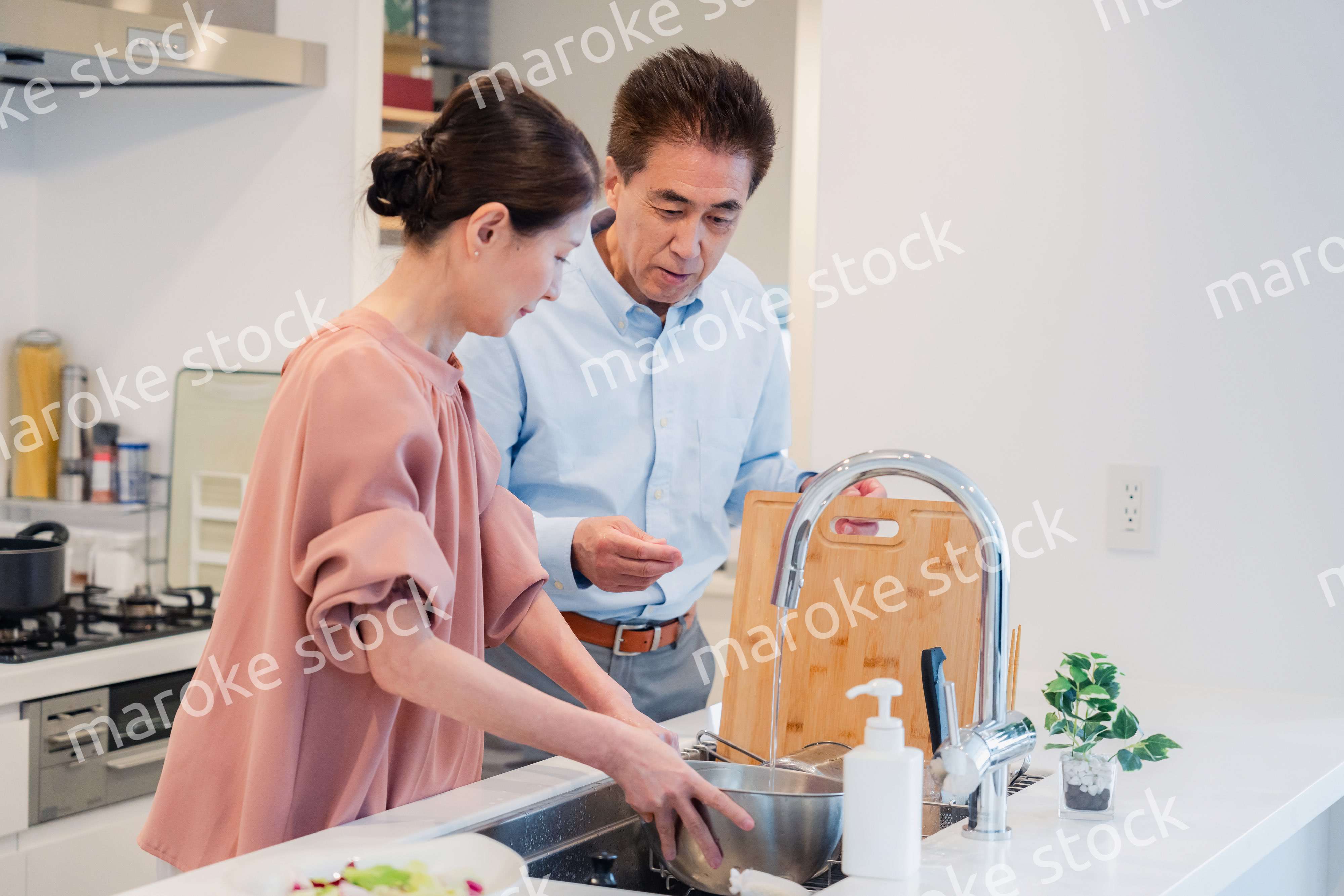 仲良く家事をする老夫婦