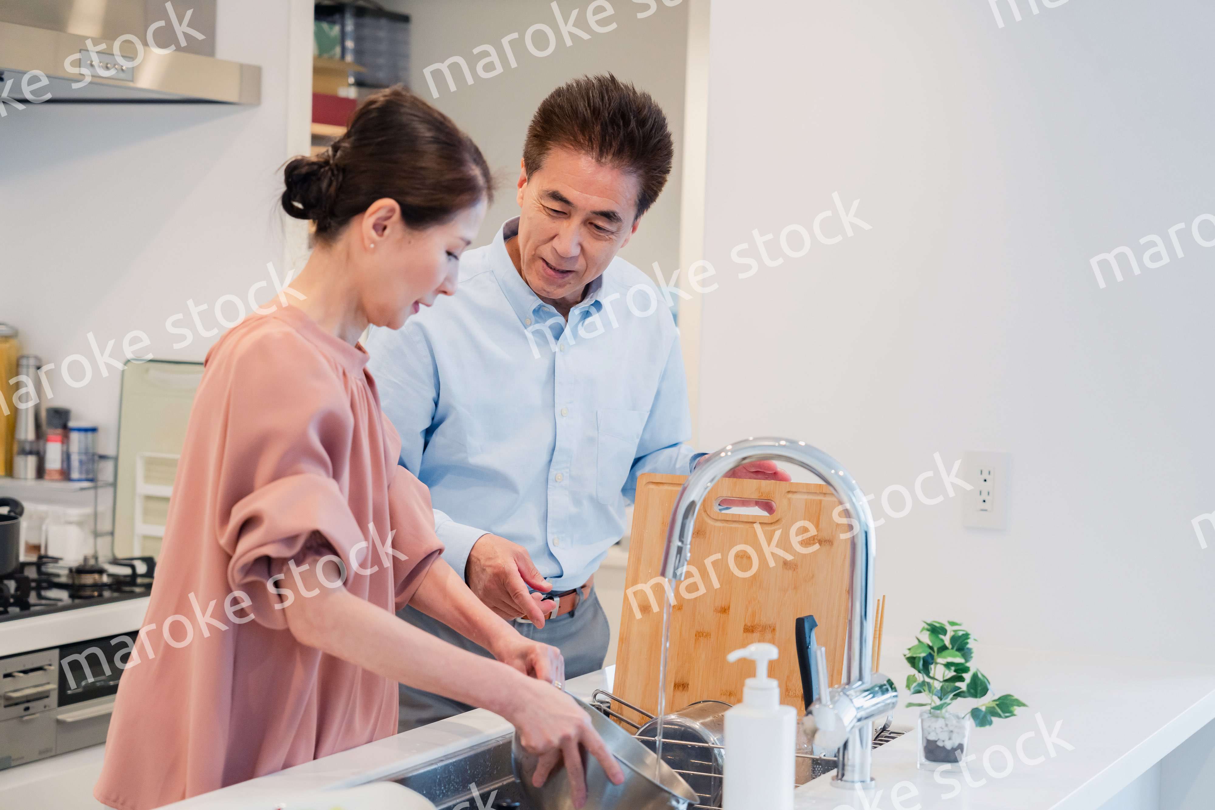 仲良く家事をする老夫婦