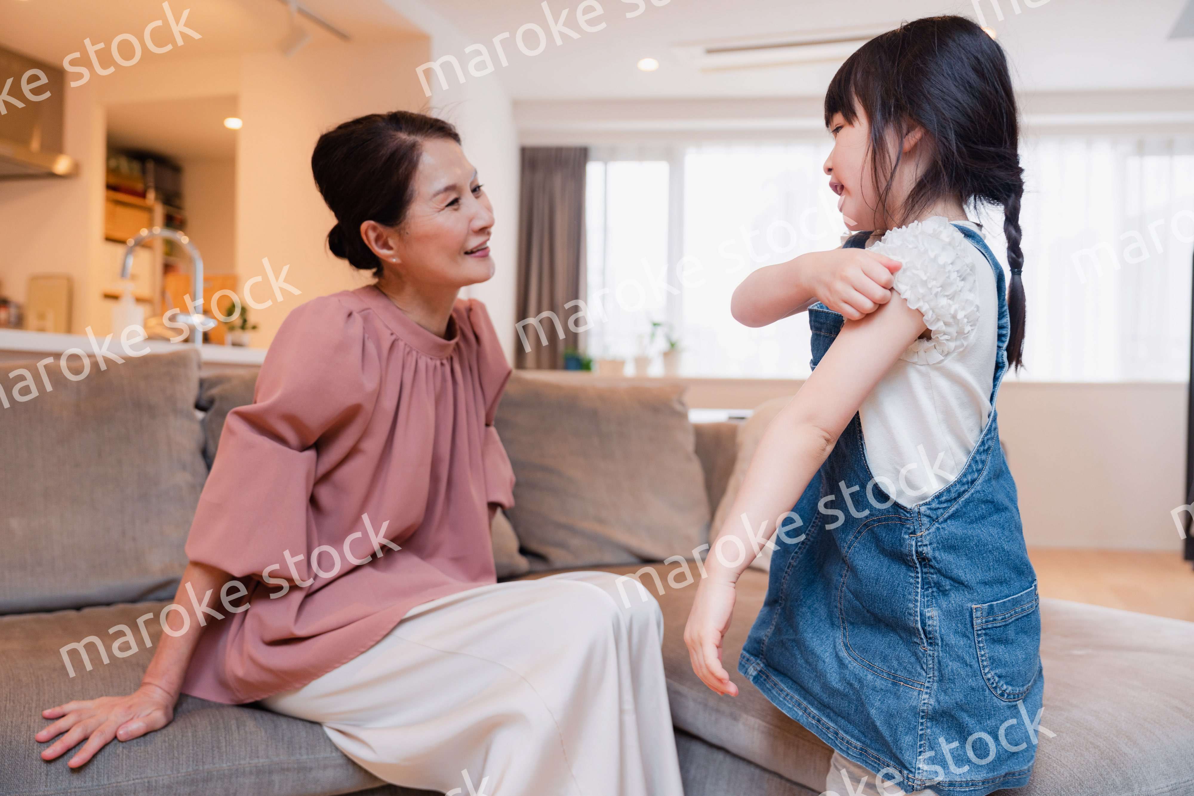 帰省した孫と話すおばあちゃん