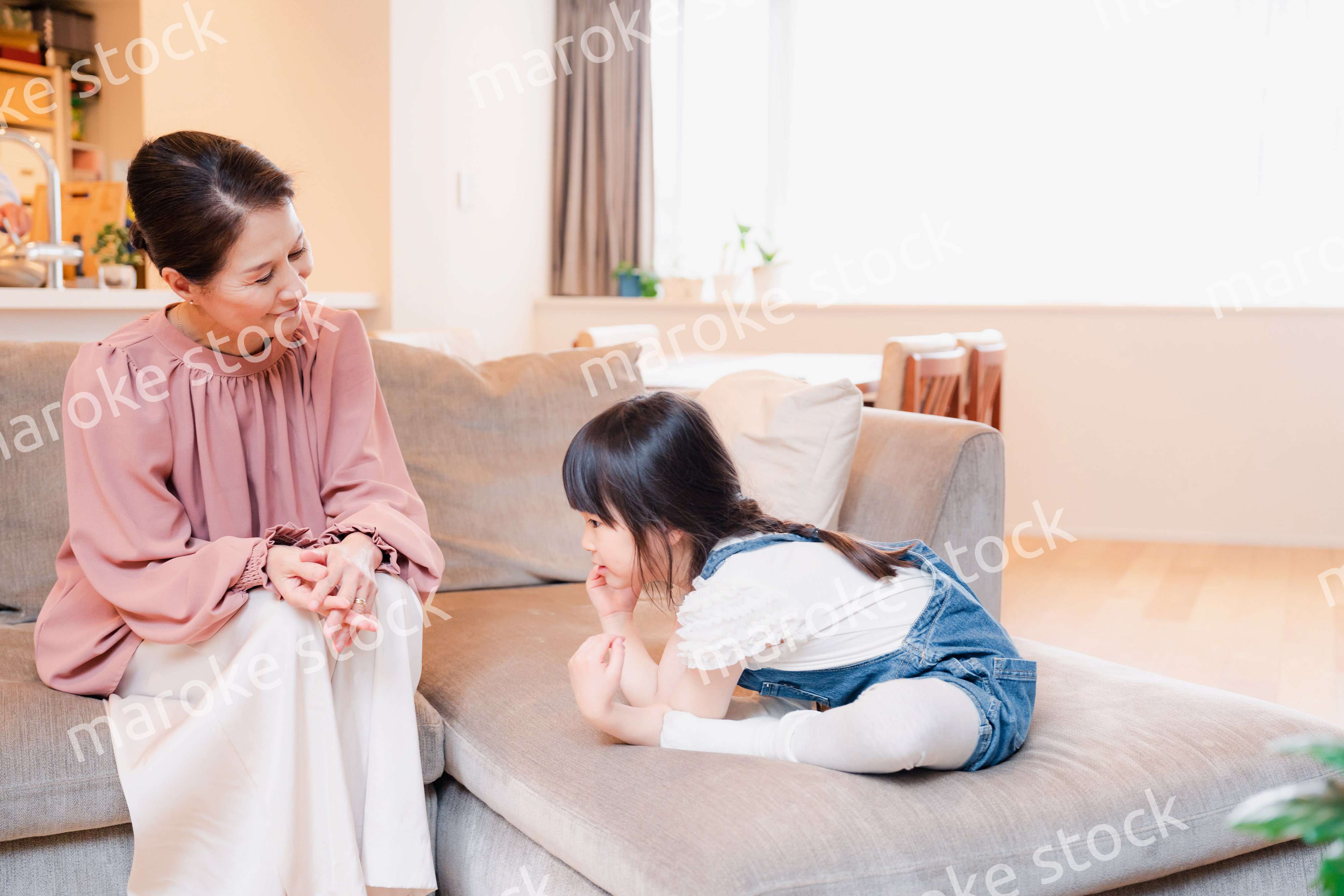 帰省した孫と話すおばあちゃん