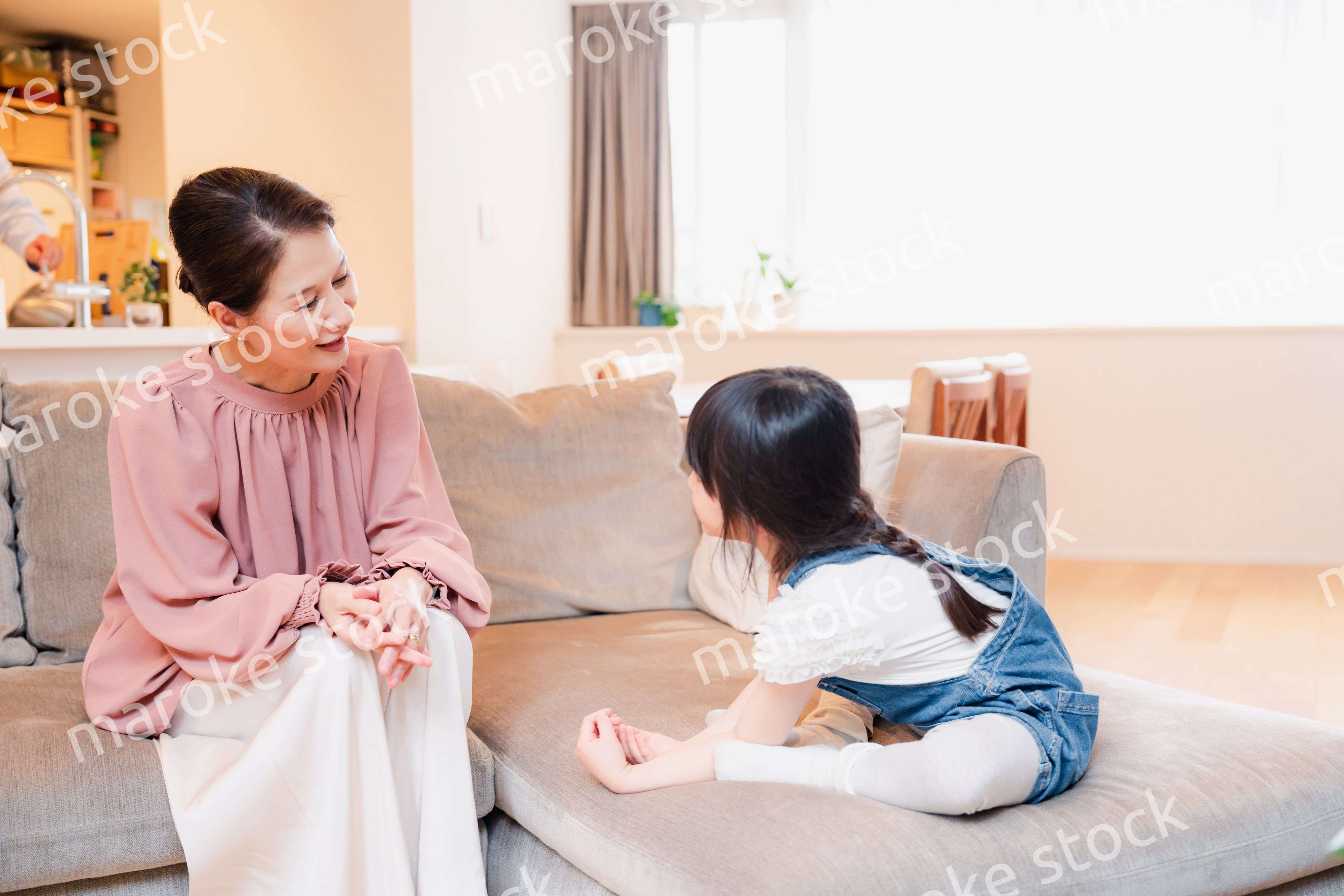 帰省した孫と話すおばあちゃん