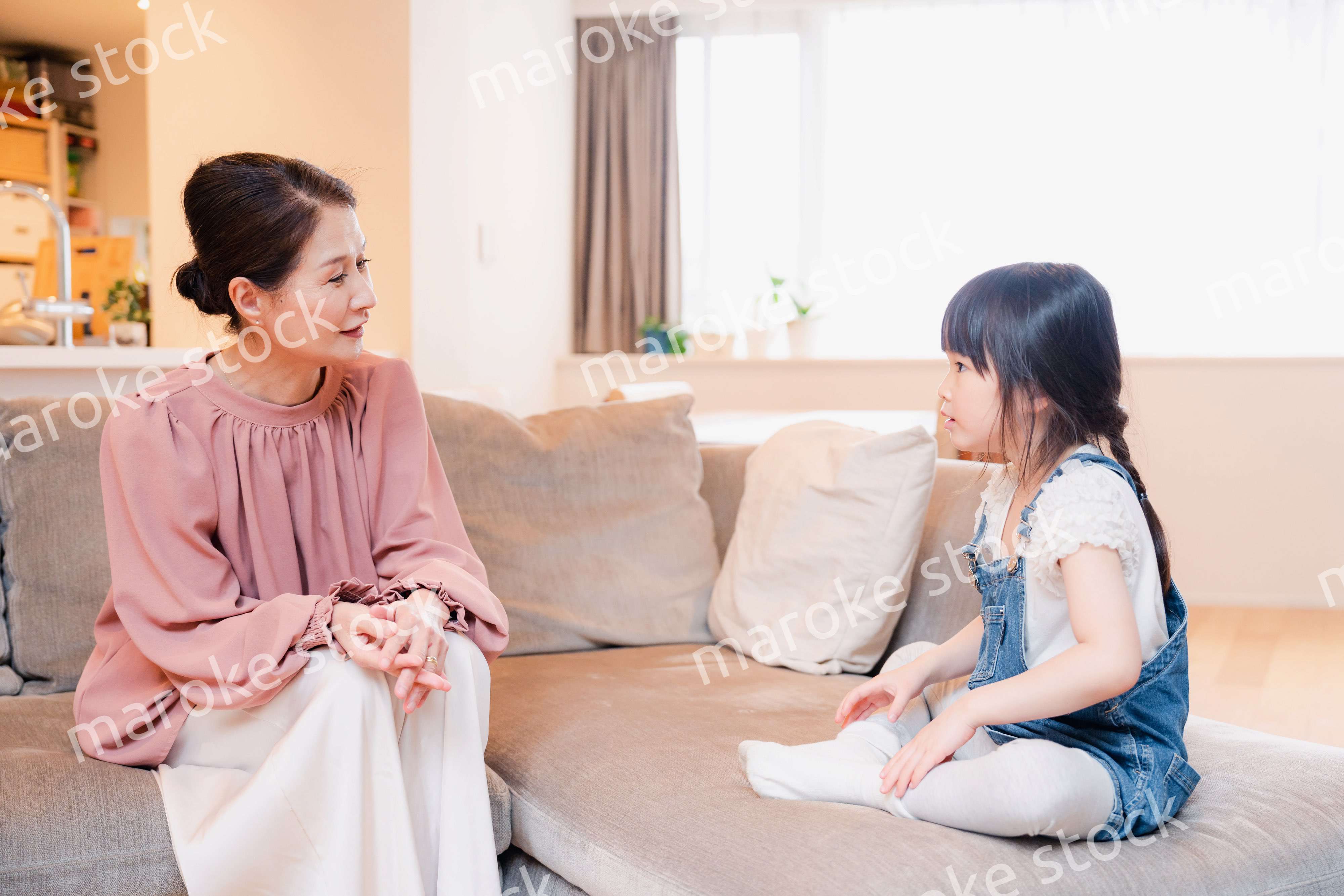 帰省した孫と話すおばあちゃん