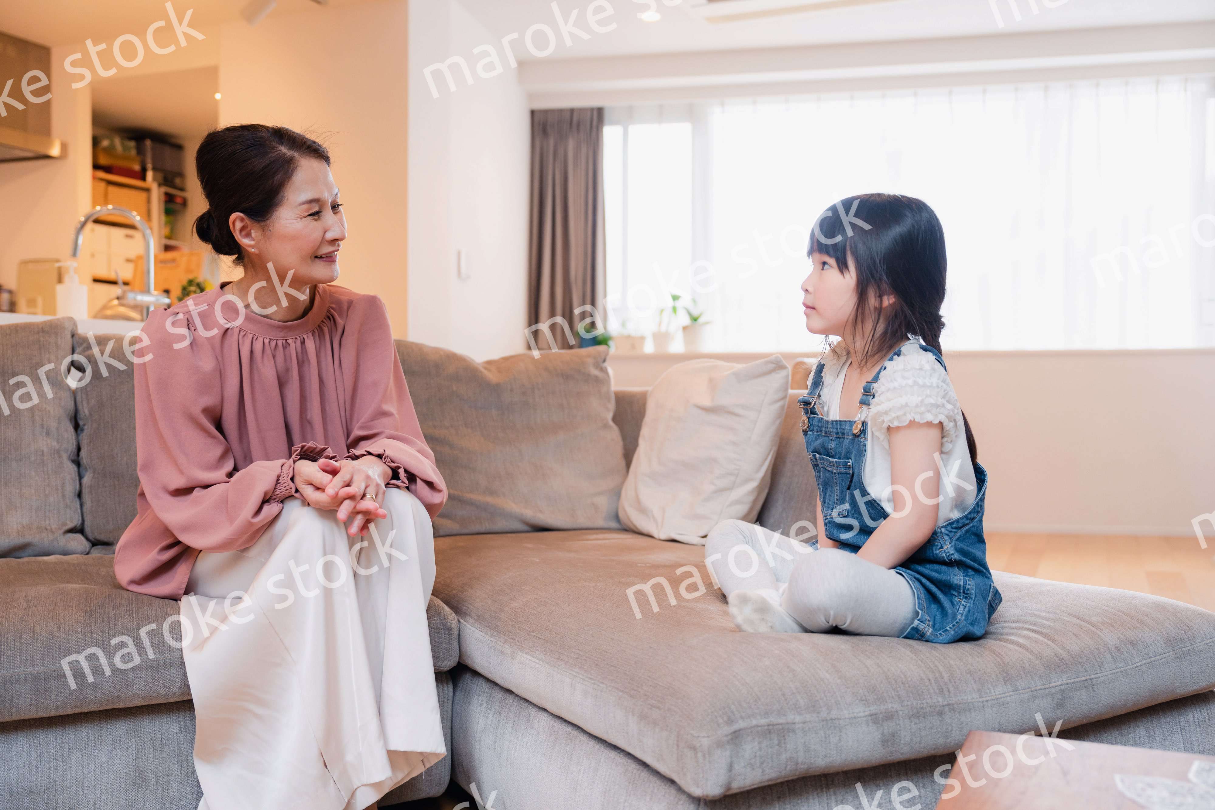 帰省した孫と話すおばあちゃん