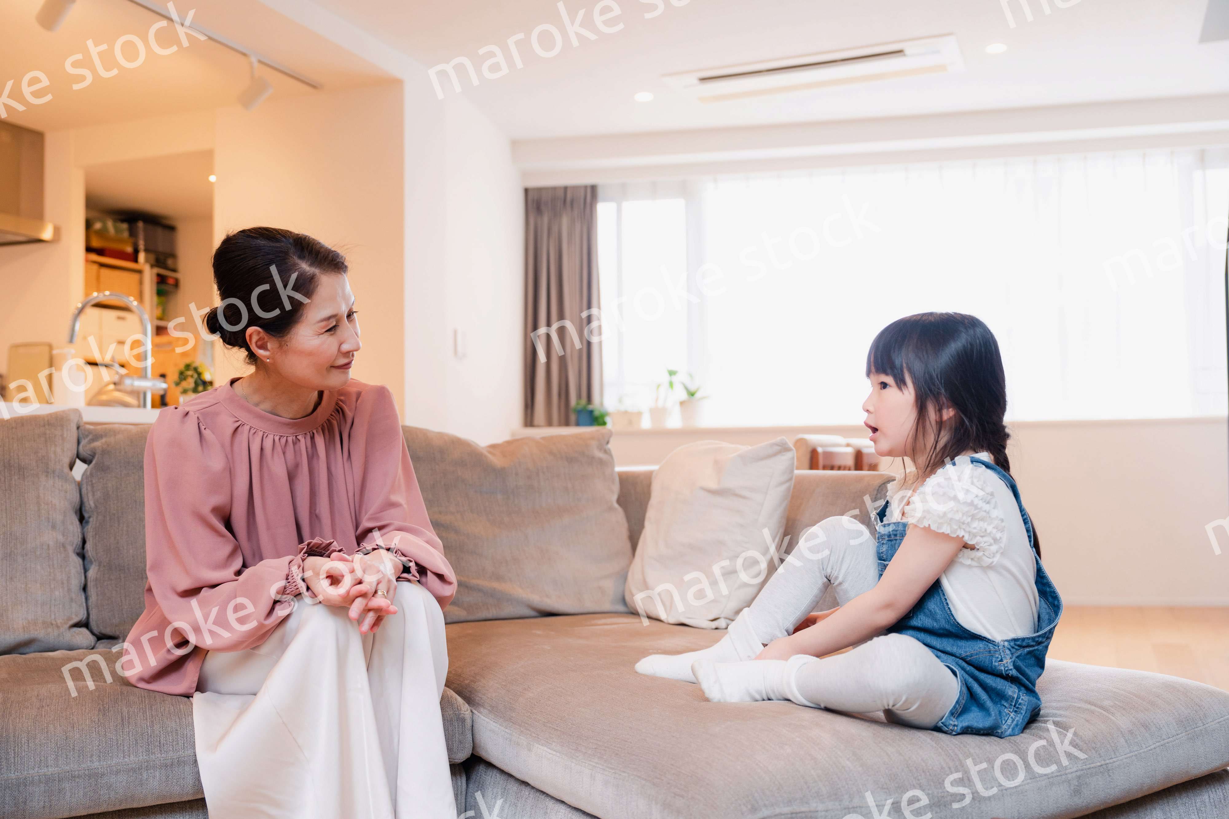 帰省した孫と話すおばあちゃん