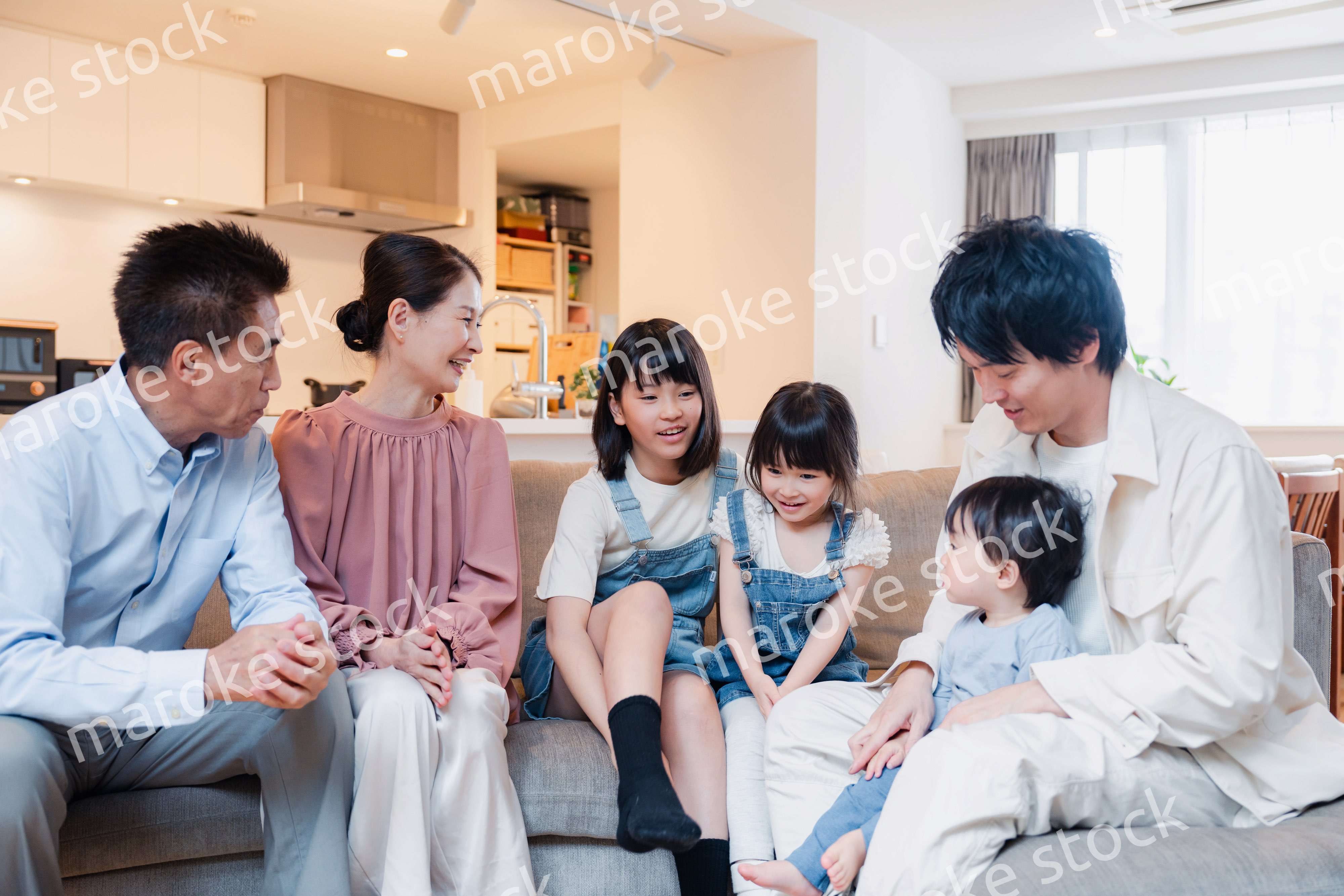 おばあちゃんの家で楽しく過ごす孫たち