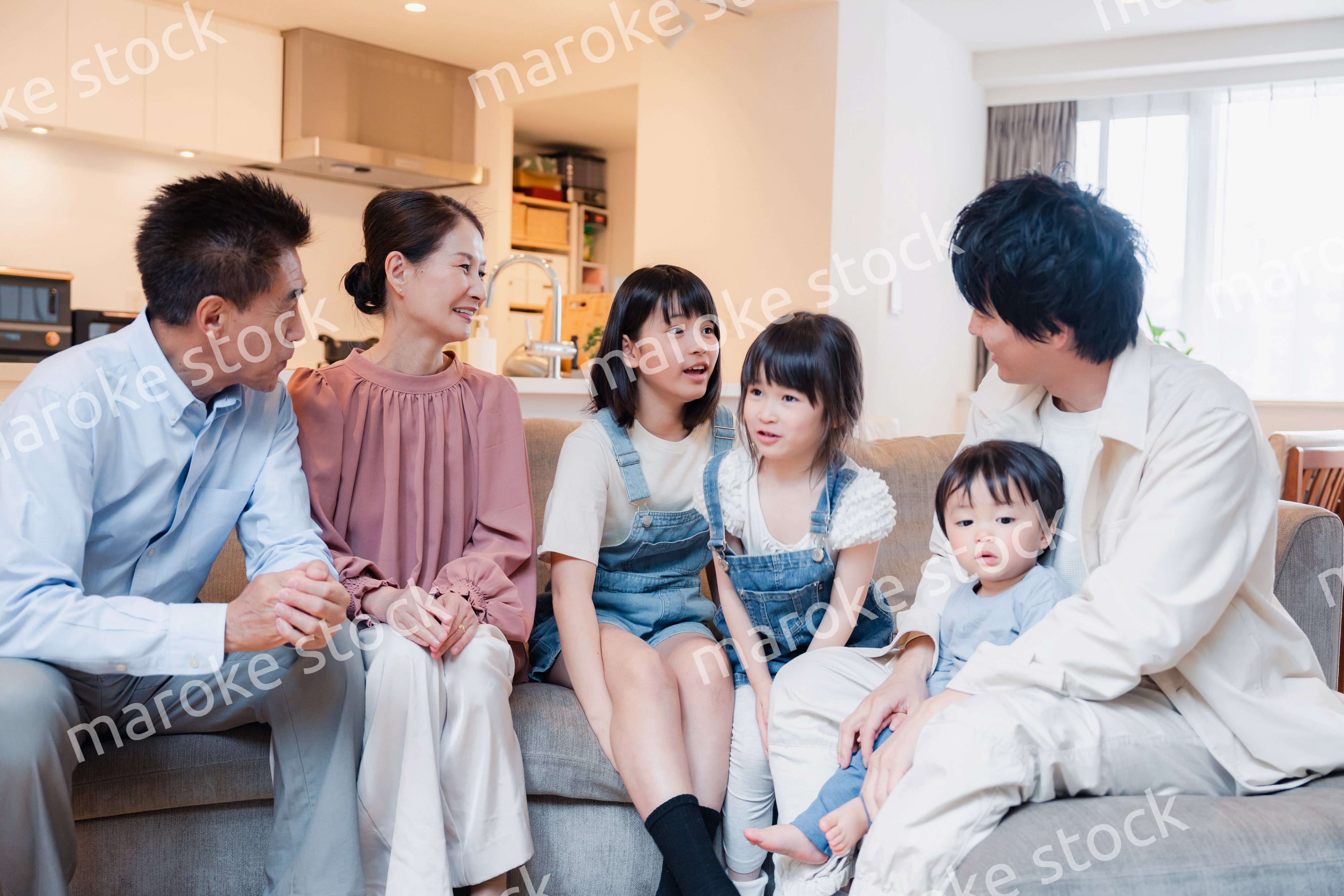 おばあちゃんの家で楽しく過ごす孫たち