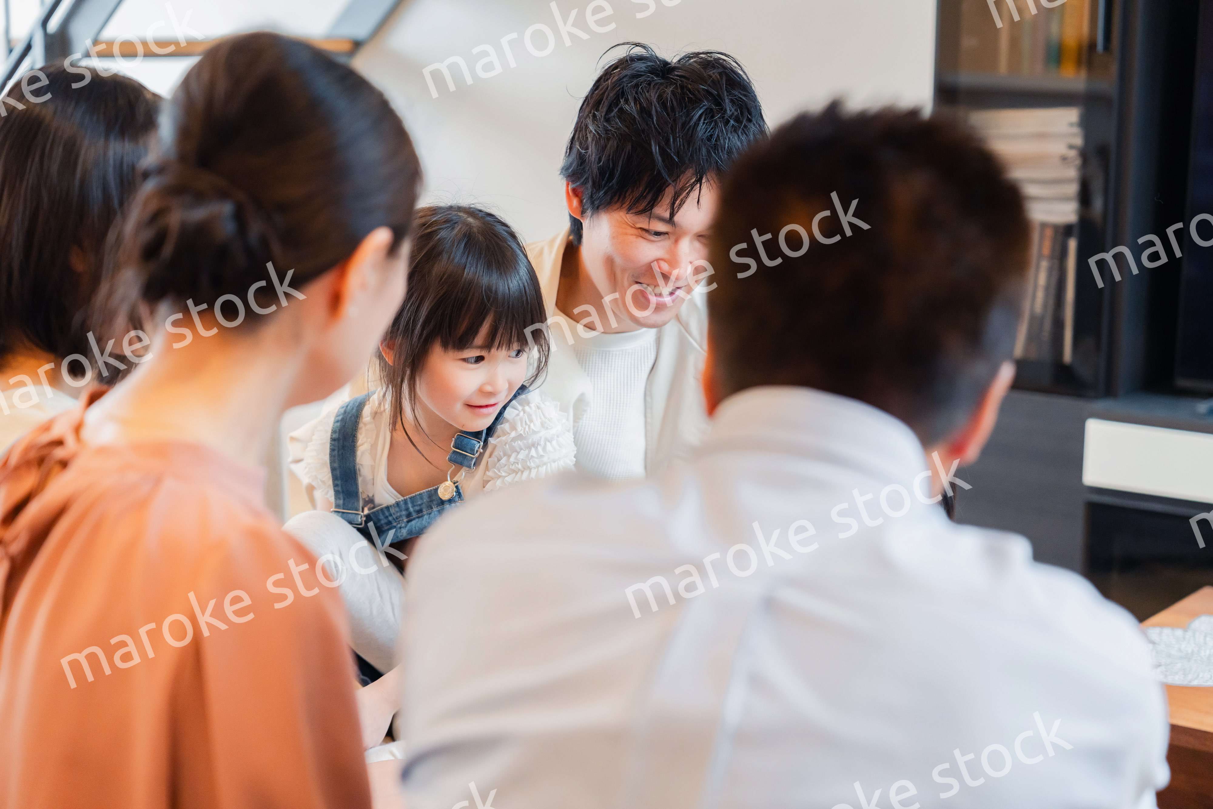 おばあちゃんの家で楽しく過ごす孫たち