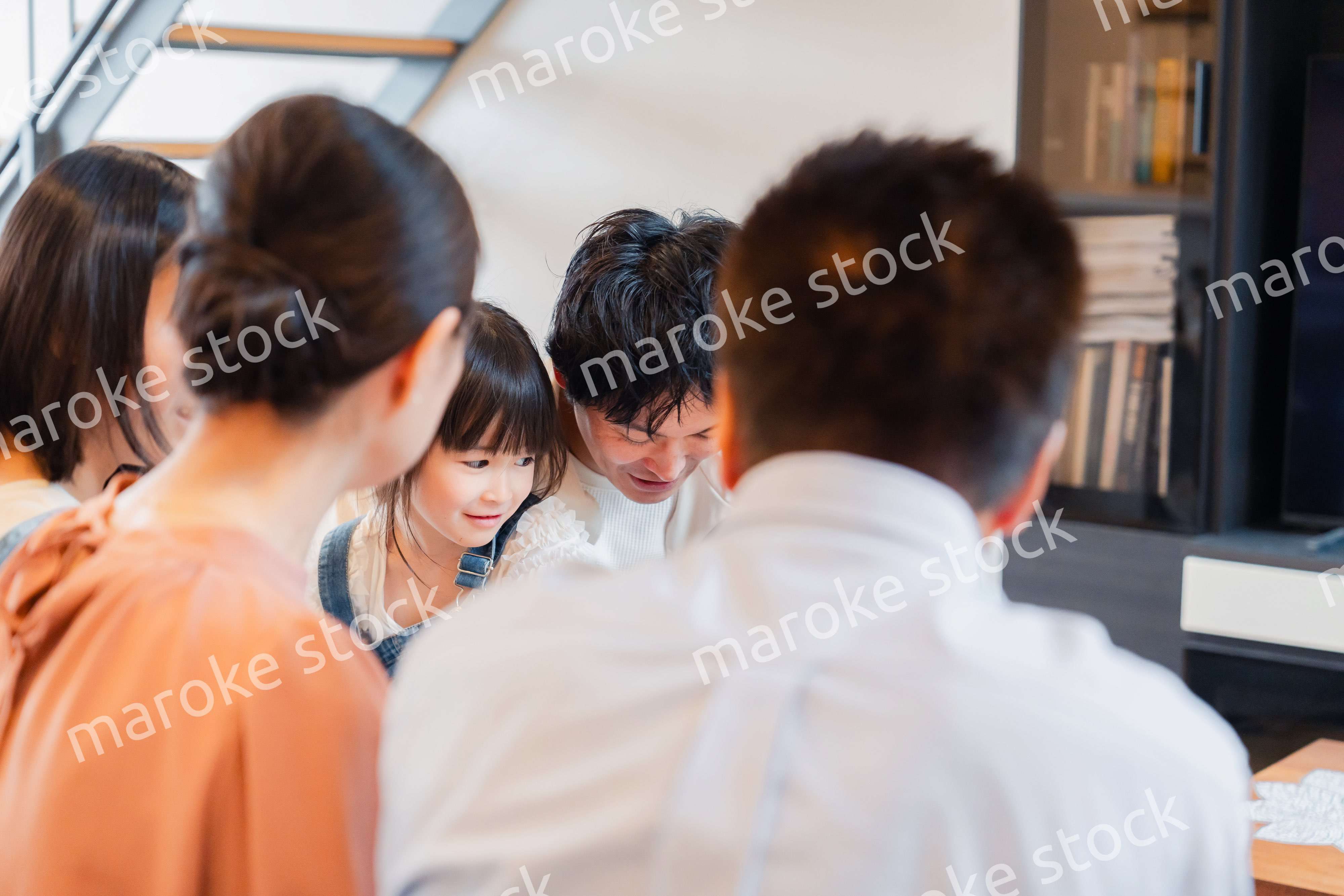 おばあちゃんの家で楽しく過ごす孫たち