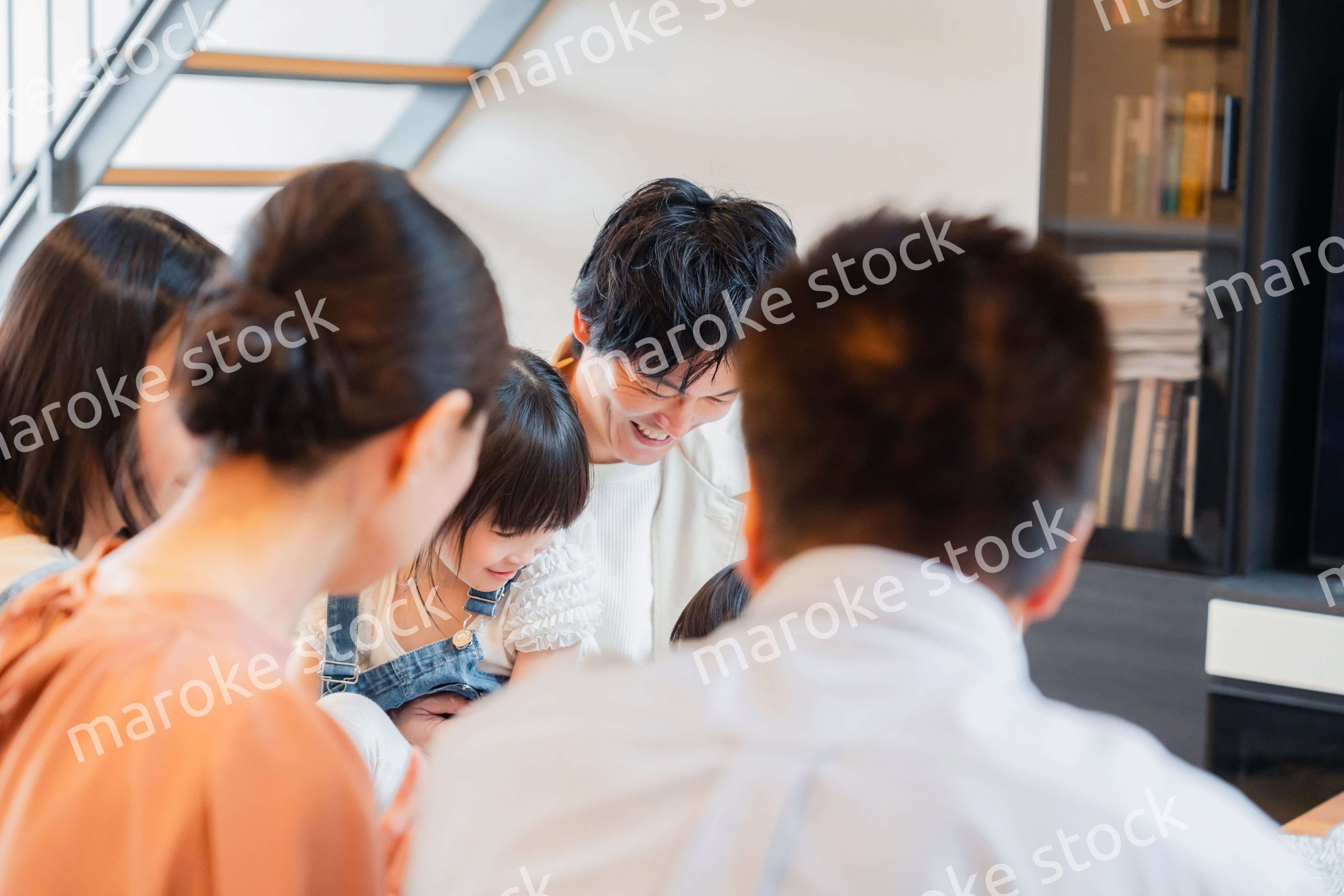 おばあちゃんの家で楽しく過ごす孫たち