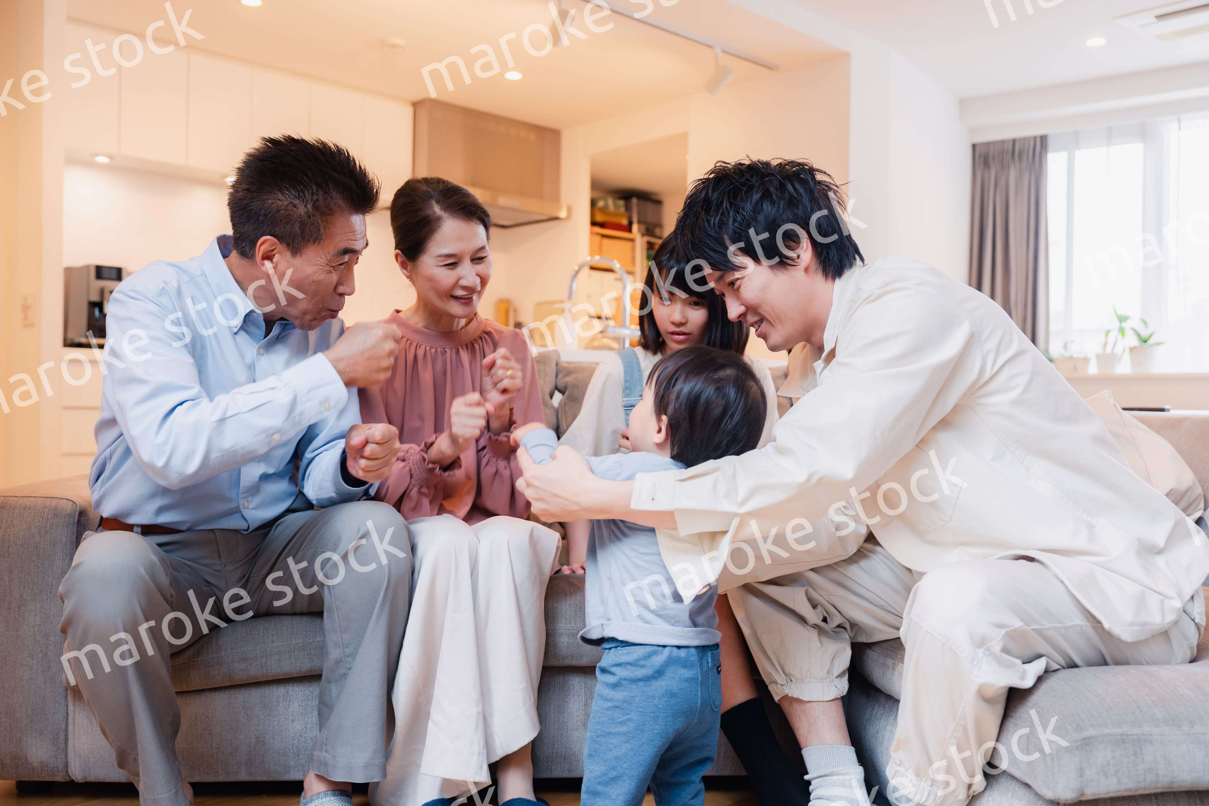 おばあちゃんの家で楽しく過ごす孫たち