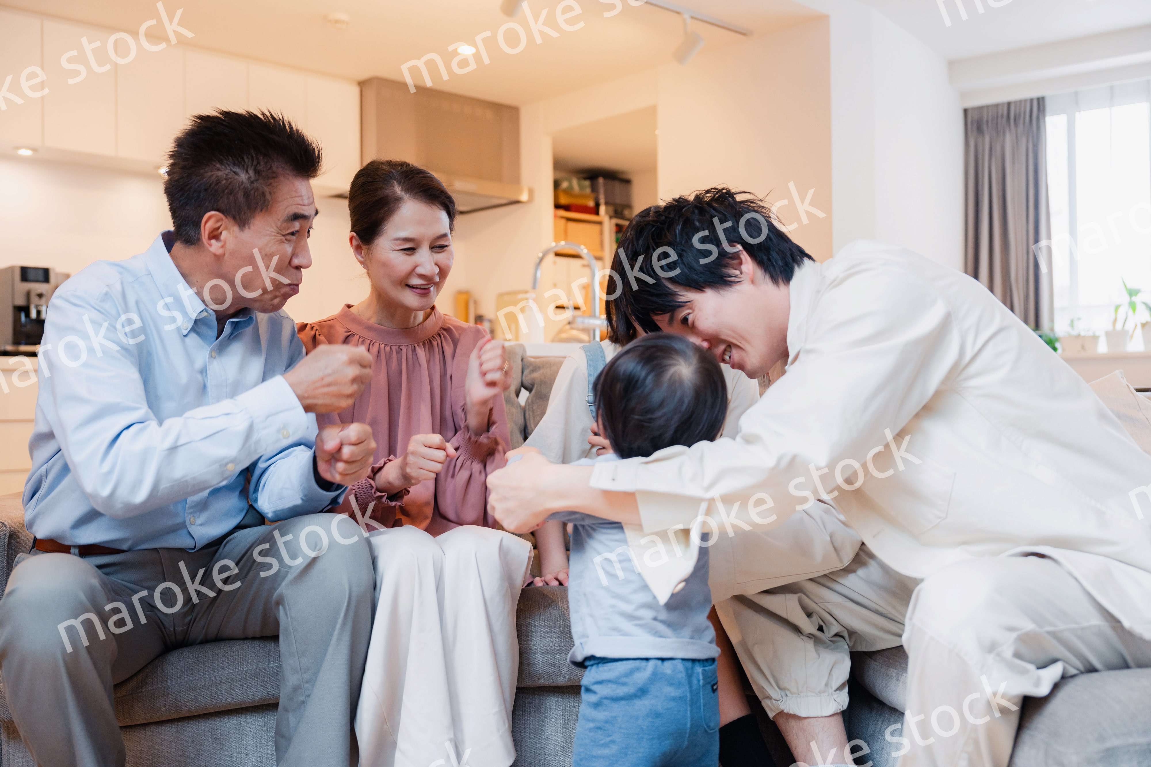 おばあちゃんの家で楽しく過ごす孫たち